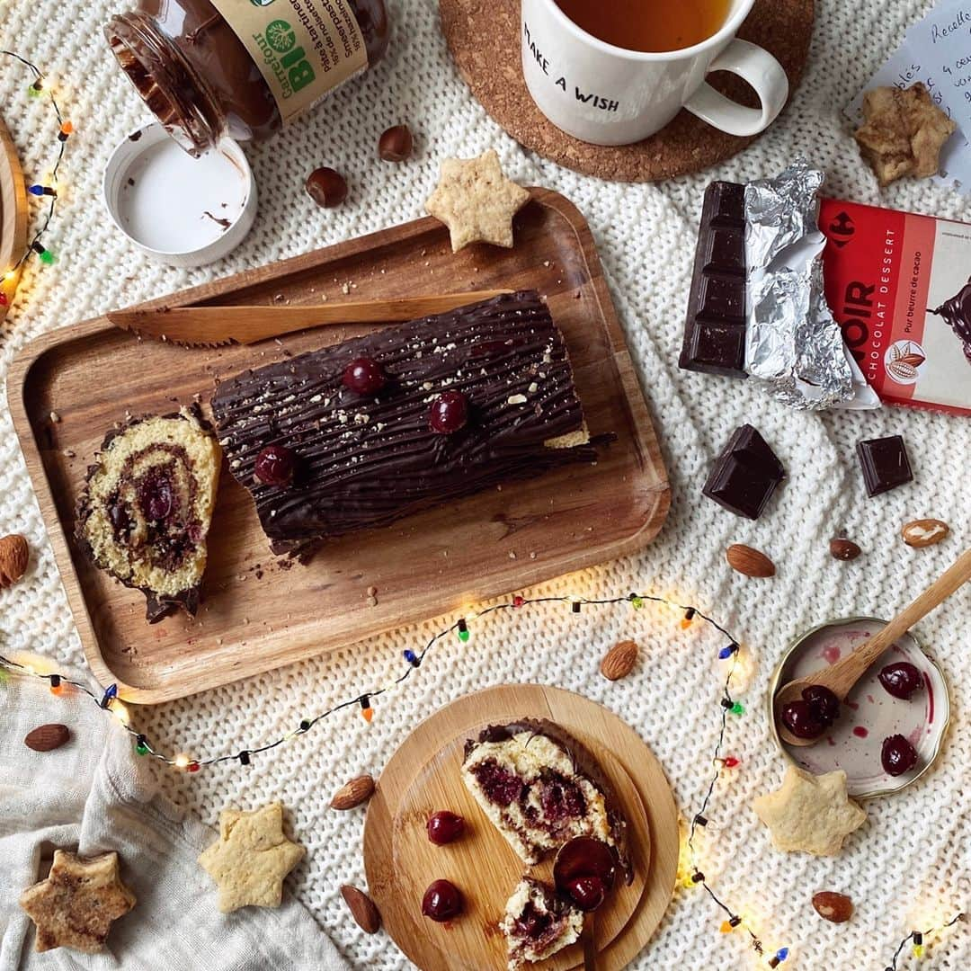 Carrefour Franceさんのインスタグラム写真 - (Carrefour FranceInstagram)「On vous propose un dessert de noël, simple et gourmand : une bûche roulée à la pâte à tartiner et aux cerises ! 🎄  🍰 Bûche roulée à la pâte à tartiner et aux cerises 🍰  Ingrédients : - 4 œufs - 90 grammes de sucre - 100 grammes de farine - 30 grammes de poudre d’amandes - 1/2 sachet de levure - 150 grammes de chocolat - De la pâte à tartiner - Des cerises dénoyautées (en bocal)   1 - Préchauffez votre four à 180°C 2 - Séparez les blancs/jaunes d’œufs, placez les blancs dans un saladier et les jaunes dans un autre.  3 - Battez les blancs en neige avec une pincée de sel, puis vers la fin ajoutez une cuillère à soupe de sucre puis rebattez les un peu. Réserver le mélange. 4 - Mélangez les jaunes d’œufs avec le reste du sucre jusqu’à ce que le mélange blanchisse, puis ajoutez-y les poudres.  5 - Incorporez délicatement les blancs d’œuf petit à petit avec le mélange d’œuf/sucre/farine.  6 - Préparez une feuille de cuisson sur votre plaque de four et versez-y la pâte de façon homogène et en rectangle. 7 - Enfournez 8-10 minutes à 180° jusqu’à ce que la génoise soit légèrement dorée.  8 - Préparez un torchon humide, retournez la plaque avec la génoise dessus, puis retirer le papier cuisson.  9 - Tartinez la génoise de pâte à tartiner puis ajoutez-y quelques cerises dénoyautées.  10 - Roulez la génoise en bûche, laissez la refroidir un peu dans le torchon humide.  11 - Faites fondre du chocolat et recouvrez la bûche, avec puis laissez la reposez au frigo pendant 1h !   L'astuce du chef : Passer une fourchette sur le chocolat fondu pour effet bûche. 😍  Bon appétit ! 😋  Merci à @_loufit pour cette recette qui en fera saliver plus d'un !   #Noel #buchedenoel #buche #recette #carrefour」12月20日 19時30分 - carrefourfrance