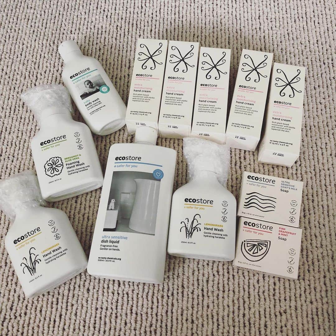 英玲奈のインスタグラム：「@ecostore.jp  をネットでまとめ買い。 これで年末年始も安心です。 娘をずっと触っているし、 時々指を食べられちゃうから、安心なハンドクリーム必須です。  #子育て #乳児 #ハンドクリーム #女の子ママ」