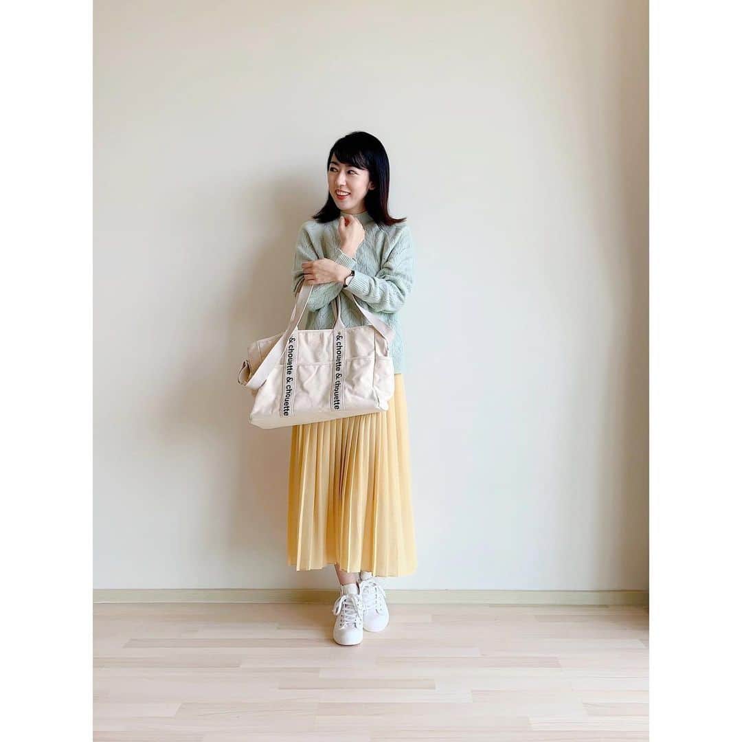 のインスタグラム：「. ♡上下 @uniqlo_jp の日💐 @muji_global の疲れにくいスニーカーは子どもとお出かけの日にもぴったり🌟 マザーズバッグは @and.chouette のものです🤓 . どんなカラーのニットにも合わせやすい　＠danielwellington 💐💐 シンプルコーデのアクセントになってくれます。 . まもなくやってくるクリスマス🎄 まだクリスマスプレゼントが決まっていないという方にもおすすめなのがダニエルウェリントンのアイテムです🥰 オトクなキャンペーンを実施しています↓ 🎁公式サイトhttps://www.danielwellington.com/jp/やDW直営店舗にて二点以上お買い上げで25％OFFになります！全品対象！ 🎁特別ギフトラッピングも無料提供！ 🎁15％OFFクーポンコード【sakisaki】の併用でさらにお得！ . カラーやデザインも豊富なので喜ばれること間違いなしです♡ . . ＠danielwellington  #ダニエルウェリントン #DWクリスマス #ootd #uniqloginza2020fw #uniqlo #andchouette #アンドシュエット #無印良品　#プチプラコーデ #アラサーコーデ #ママコーデ #スニーカーコーデ  #無印コーデ #ponte_fashion #mineプチプラ部 #mineby3mootd #stylehint #マザーズバッグ」