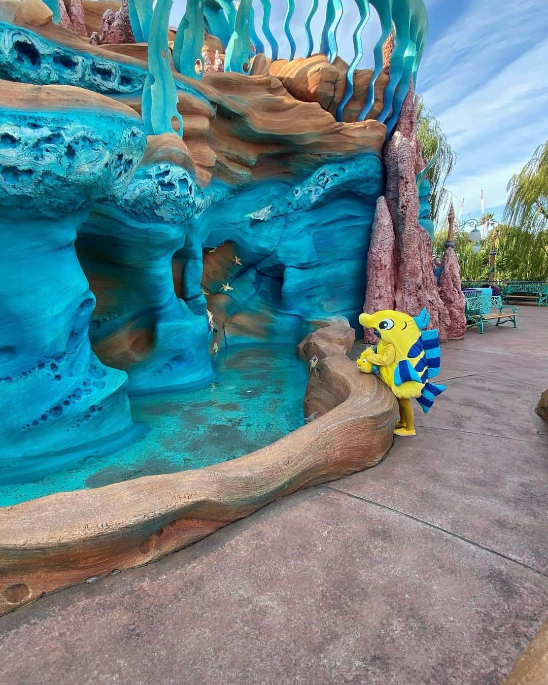 tiahy__のインスタグラム：「Mermaid Lagoon 🐚. . . . ディズニーに来ると「ヒトデはどうやって動くの？」「船はどうして浮くの？」と知りたい事がたくさん見つかるtaiちゃん👦🏻. 一緒に図書館へ行ったり図鑑で調べます📖. それがまた新たな発見で、楽しくて仕方ないようです☺️🐜🐋🛳  . . #flounder_taia#taiacostume #tokyodisneysea」