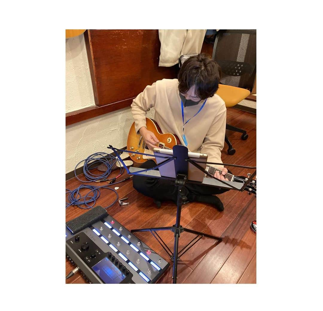 佐々木直也さんのインスタグラム写真 - (佐々木直也Instagram)「本日はNONEWYORK STUDIOにてamiinAのレコーディングでした🎸 外現場はやはり楽しいね😊 Rec後にLeo-Wonderの皆さんも来まして、初全員揃ってお会いできたので良かったです🤘これから諸々お仕事あるみたいなのでファイトです🔥  #guitar #guitarist #naoya #sasaki #nonewyork #recording #amiina #leowonder」12月20日 19時31分 - kusoiinkainaoya