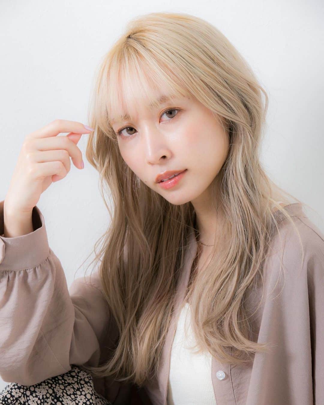 榊原伶奈のインスタグラム：「📸團野さん   #ハイトーン　#ハイトーンカラー　#ブロンド　#ホワイトカラー #ホワイトベージュ #サロンモデル #ケアブリーチ #ブリーチ　#外国人風カラー #ロングヘア　#ホワイトブロンド」