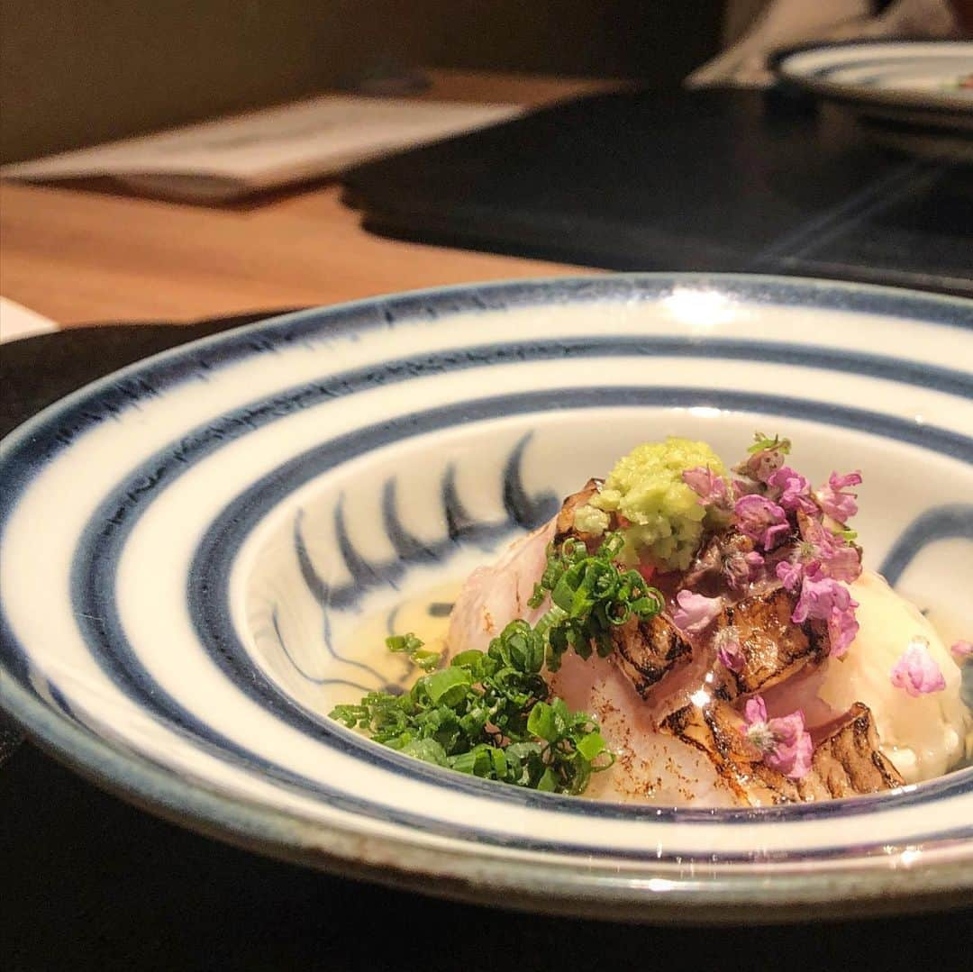 菊池かなこさんのインスタグラム写真 - (菊池かなこInstagram)「. 銀座の隠れ家 和食創作料理 嘉.yoshi ( @yoshi.y4325 ) かなりおすすめ😍 . . 新月コース🌑8品 先付け アンコウと百合根のすり流し 冷菜　牡蠣〜令和の怪物〜塩ポン酢ジュレ 温菜　カニ饅頭　蓮根あん お造り　炙りのど黒　べっこうあん 椀　鶏ガラミニらーめん　トリュフサラミ添え 強肴　黒毛和牛ブリスケと三浦大根　黒胡椒煮 食事　山ウドと浅利　栃尾揚げのご飯 　　　香の物　ドリップ出汁 甘味　カンノーロ . . 1枚目のいくらが乗った炊き込みご飯、 だしが効いていて最高だった✨ . アラカルトでオーダーして 軽く飲むのもokとのこと！ 高級で緊張するのかな、、と思ったけれど、 アットホームで居心地良かったです！ また行ってみたい素敵なお店☺︎ . そしてオーナーさんがダンディでかっこよい✨ . . ୨୧┈┈┈┈┈┈┈┈┈┈┈┈┈┈┈┈┈୨୧ @yoshi.y4325 #銀座嘉yoshi#銀座グルメ#銀座和食#銀座デート#銀座隠れ家#東京グルメ#銀座ディナー#銀座会食 #2週間に一度変わるコースメニュー #日本酒ペアリング #lineconomi#東京カレンダー#東カレ倶楽部 #インスタグルメアワード2020#かなーなグルメ #食べログ#東京グルメ#フードグラマー #デリスタグラマー」12月20日 19時37分 - canana_kanako