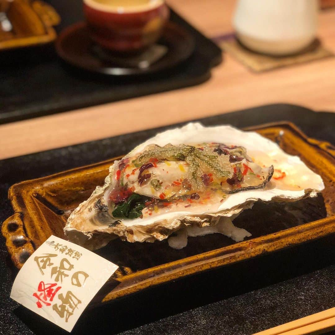 菊池かなこさんのインスタグラム写真 - (菊池かなこInstagram)「. 銀座の隠れ家 和食創作料理 嘉.yoshi ( @yoshi.y4325 ) かなりおすすめ😍 . . 新月コース🌑8品 先付け アンコウと百合根のすり流し 冷菜　牡蠣〜令和の怪物〜塩ポン酢ジュレ 温菜　カニ饅頭　蓮根あん お造り　炙りのど黒　べっこうあん 椀　鶏ガラミニらーめん　トリュフサラミ添え 強肴　黒毛和牛ブリスケと三浦大根　黒胡椒煮 食事　山ウドと浅利　栃尾揚げのご飯 　　　香の物　ドリップ出汁 甘味　カンノーロ . . 1枚目のいくらが乗った炊き込みご飯、 だしが効いていて最高だった✨ . アラカルトでオーダーして 軽く飲むのもokとのこと！ 高級で緊張するのかな、、と思ったけれど、 アットホームで居心地良かったです！ また行ってみたい素敵なお店☺︎ . そしてオーナーさんがダンディでかっこよい✨ . . ୨୧┈┈┈┈┈┈┈┈┈┈┈┈┈┈┈┈┈୨୧ @yoshi.y4325 #銀座嘉yoshi#銀座グルメ#銀座和食#銀座デート#銀座隠れ家#東京グルメ#銀座ディナー#銀座会食 #2週間に一度変わるコースメニュー #日本酒ペアリング #lineconomi#東京カレンダー#東カレ倶楽部 #インスタグルメアワード2020#かなーなグルメ #食べログ#東京グルメ#フードグラマー #デリスタグラマー」12月20日 19時37分 - canana_kanako