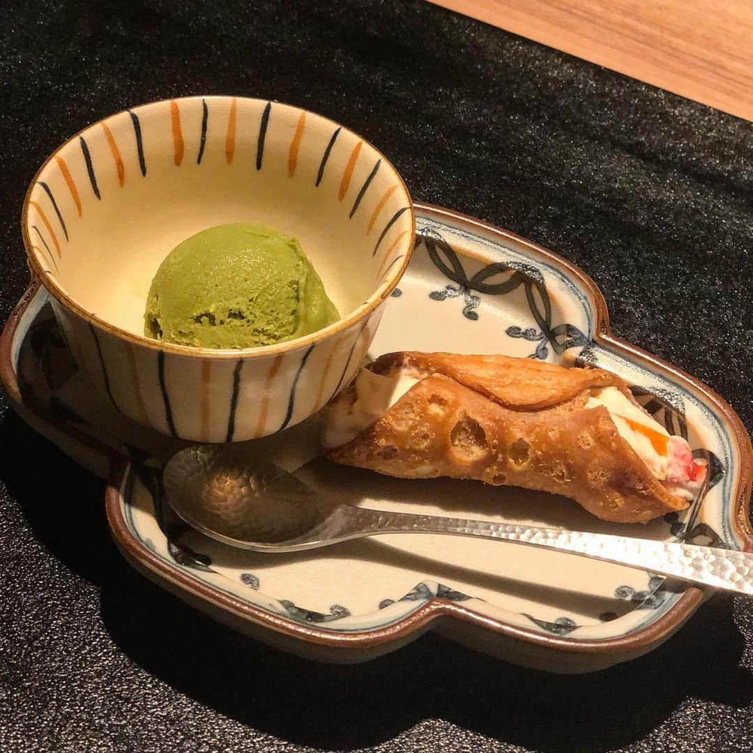 菊池かなこさんのインスタグラム写真 - (菊池かなこInstagram)「. 銀座の隠れ家 和食創作料理 嘉.yoshi ( @yoshi.y4325 ) かなりおすすめ😍 . . 新月コース🌑8品 先付け アンコウと百合根のすり流し 冷菜　牡蠣〜令和の怪物〜塩ポン酢ジュレ 温菜　カニ饅頭　蓮根あん お造り　炙りのど黒　べっこうあん 椀　鶏ガラミニらーめん　トリュフサラミ添え 強肴　黒毛和牛ブリスケと三浦大根　黒胡椒煮 食事　山ウドと浅利　栃尾揚げのご飯 　　　香の物　ドリップ出汁 甘味　カンノーロ . . 1枚目のいくらが乗った炊き込みご飯、 だしが効いていて最高だった✨ . アラカルトでオーダーして 軽く飲むのもokとのこと！ 高級で緊張するのかな、、と思ったけれど、 アットホームで居心地良かったです！ また行ってみたい素敵なお店☺︎ . そしてオーナーさんがダンディでかっこよい✨ . . ୨୧┈┈┈┈┈┈┈┈┈┈┈┈┈┈┈┈┈୨୧ @yoshi.y4325 #銀座嘉yoshi#銀座グルメ#銀座和食#銀座デート#銀座隠れ家#東京グルメ#銀座ディナー#銀座会食 #2週間に一度変わるコースメニュー #日本酒ペアリング #lineconomi#東京カレンダー#東カレ倶楽部 #インスタグルメアワード2020#かなーなグルメ #食べログ#東京グルメ#フードグラマー #デリスタグラマー」12月20日 19時37分 - canana_kanako