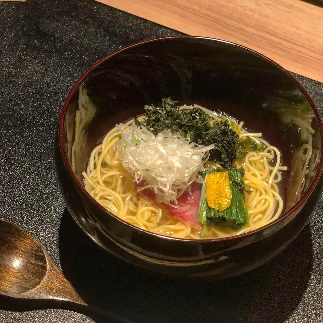 菊池かなこさんのインスタグラム写真 - (菊池かなこInstagram)「. 銀座の隠れ家 和食創作料理 嘉.yoshi ( @yoshi.y4325 ) かなりおすすめ😍 . . 新月コース🌑8品 先付け アンコウと百合根のすり流し 冷菜　牡蠣〜令和の怪物〜塩ポン酢ジュレ 温菜　カニ饅頭　蓮根あん お造り　炙りのど黒　べっこうあん 椀　鶏ガラミニらーめん　トリュフサラミ添え 強肴　黒毛和牛ブリスケと三浦大根　黒胡椒煮 食事　山ウドと浅利　栃尾揚げのご飯 　　　香の物　ドリップ出汁 甘味　カンノーロ . . 1枚目のいくらが乗った炊き込みご飯、 だしが効いていて最高だった✨ . アラカルトでオーダーして 軽く飲むのもokとのこと！ 高級で緊張するのかな、、と思ったけれど、 アットホームで居心地良かったです！ また行ってみたい素敵なお店☺︎ . そしてオーナーさんがダンディでかっこよい✨ . . ୨୧┈┈┈┈┈┈┈┈┈┈┈┈┈┈┈┈┈୨୧ @yoshi.y4325 #銀座嘉yoshi#銀座グルメ#銀座和食#銀座デート#銀座隠れ家#東京グルメ#銀座ディナー#銀座会食 #2週間に一度変わるコースメニュー #日本酒ペアリング #lineconomi#東京カレンダー#東カレ倶楽部 #インスタグルメアワード2020#かなーなグルメ #食べログ#東京グルメ#フードグラマー #デリスタグラマー」12月20日 19時37分 - canana_kanako