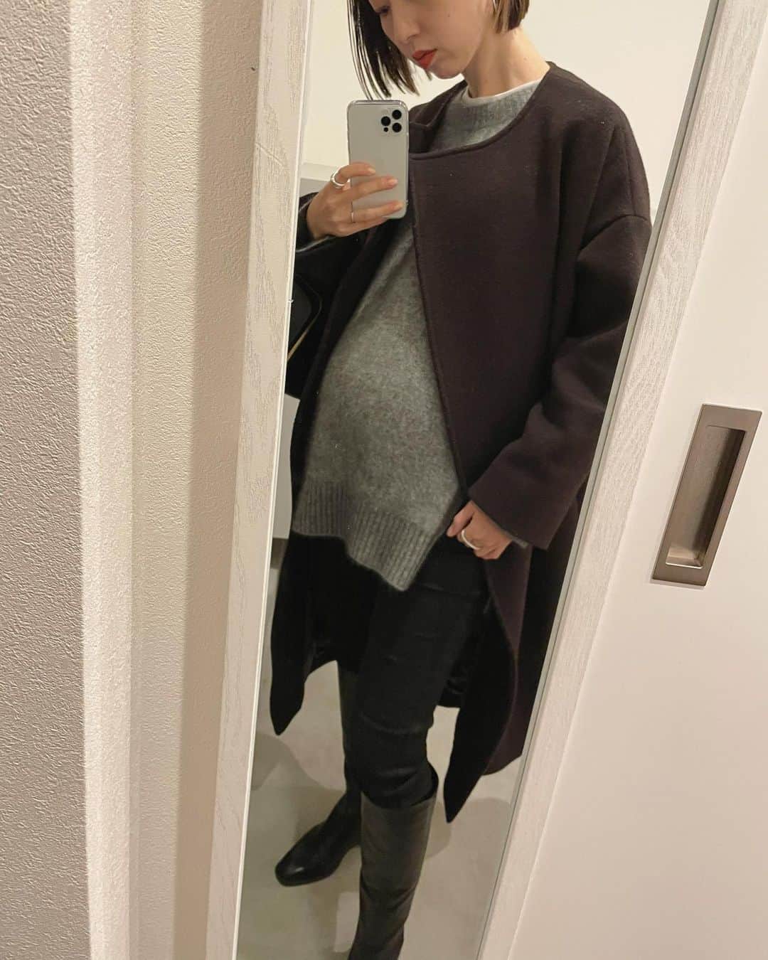 i_am_fukutaroのインスタグラム：「. ロングブーツ… 脱ぐの大変で… 困った… お腹が大きいからなのか、 そうじゃなくても大変なのか、 わからないけど… . 重宝はしてます🙆‍♀️❣️ . . . #apstudio #plage #zara #uniqlo #昨日のコーデ #マタニティコーデ #32w5d #妊娠9ヶ月」