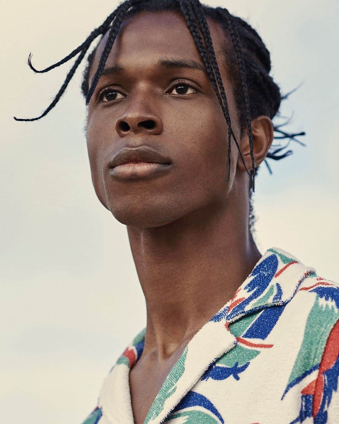 オールバーブラウンのインスタグラム：「Our carefree Cruise collection features innovative swim shorts, T-shirts, knitwear and more in classic colours and high-quality fabrics. Make a statement whatever the occasion with our Travis 'Setting Sails' shirt (pictured), one of our hero styles from the collection. Tap to shop. 👆 #OrlebarBrown #OBsAroundTheWorld」
