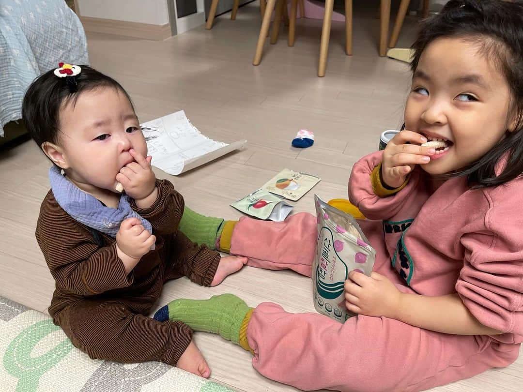 イ・ユンジのインスタグラム：「야이놈들아 몇봉지야 #간식창고언니가털고동생이엄마시선끌고#대동단결👊#6세사진은원래눈동자안찍히는거맞죠」
