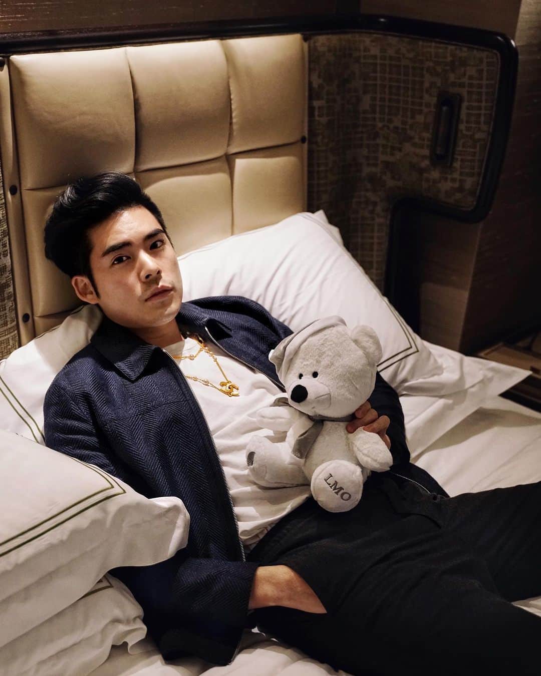 Christoffer Chengのインスタグラム：「Just chilling with my festive LMO bear. Just became a fan 😊 @mo_landmarkhk #landmarkmandarinoriental Jacket: @cerruti1881 Necklace: @chanelofficial」