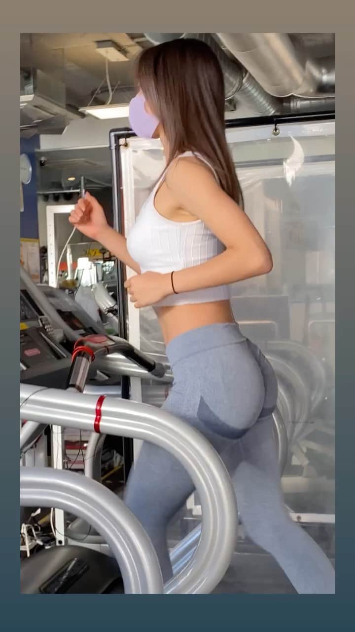 のインスタグラム：「Happy Holidays!!🍗🎁 撮影協力: @goldsgym.japan この日はバックラインの背中・お尻を中心に。ワークアウト後はランニングマシンで15%から機械によって25%の傾斜をつけて、ヒップにキュッと力を入れながららゆっくりウォーキング/ランするのがルーティーン(ヒップにとてつもなく効きます)ワークアウト後はやり切った〜！って気持ちでいっぱいだけど、もう効いたから終わりにしよう！と思っているとこにもう1種目、もう1セット、いや、もう5回でもいい..💫その最後の一押しが大きな変化を生み出すから、常に心がけていたい事です。☺️☀️ ﻿ #ゴールドジム #workout #バックライン #筋トレ」