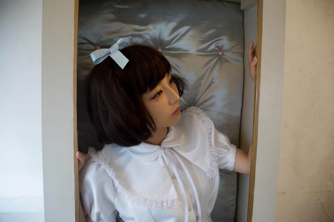 しらいちゃんさんのインスタグラム写真 - (しらいちゃんInstagram)「🧊 ×双木昭夫（ヘアメイクアップアーティスト）  Theme：「パフェなんて虚像そんなに好きなら、おまえをパフェにしてやる。」 「しらいちゃんを、バニラ生クリームの上に、ブルーのアメリカンチェリーを乗せたシンプルなパフェにしちゃいました。 最後は箱に詰めてだいじに保管してます。」  Hair & Make, Styling, Photo: Akio Namiki (Kurarasystem) @kurarasystem  Place: Higurashi  #パフェには終わりが来る 展」12月20日 19時43分 - she_is_lie