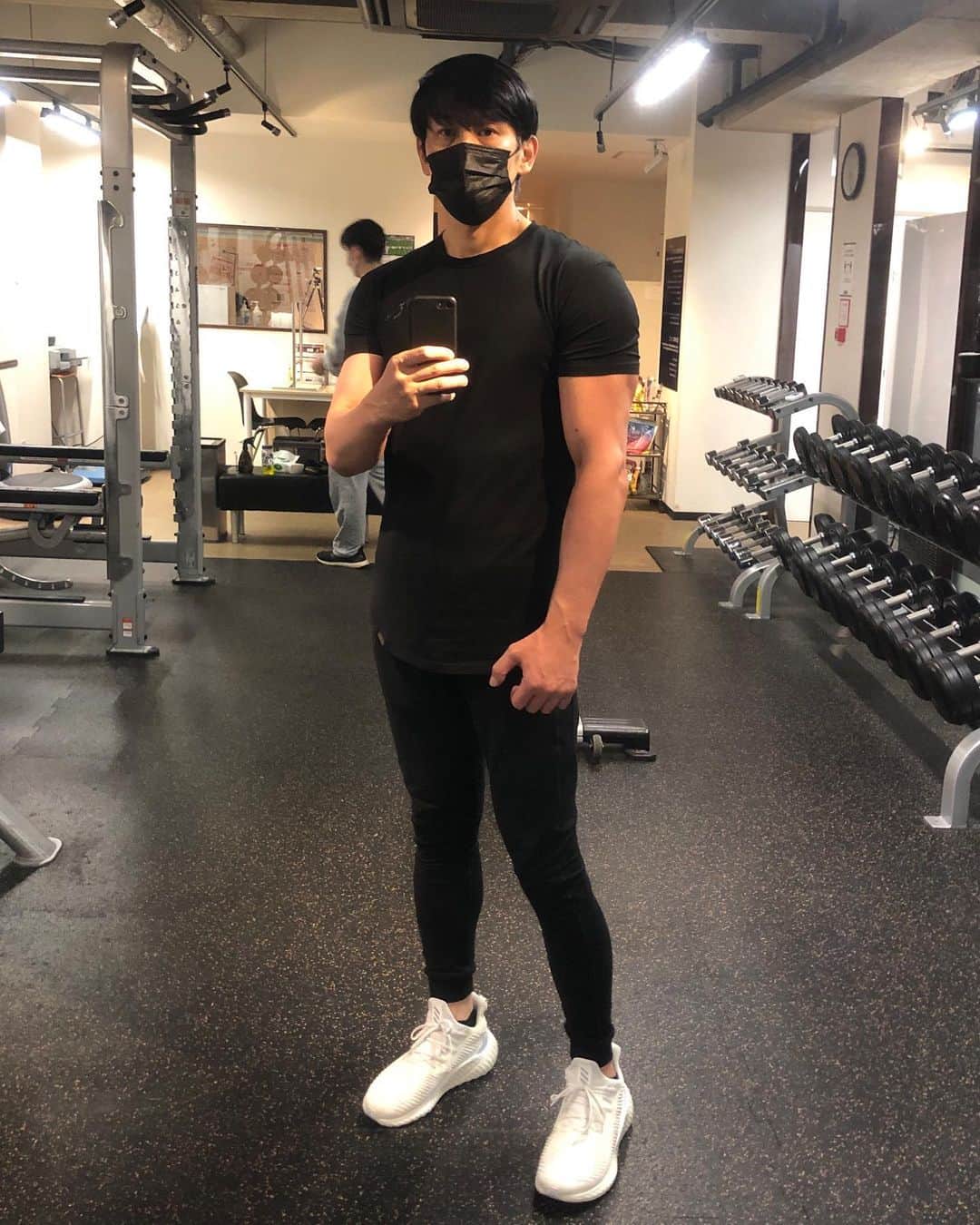 宮上元克のインスタグラム：「VANQUISHのBLACKOUTのセットアップがロゴも黒で渋くて良い感じ @vqfit  #vanquishfitness」