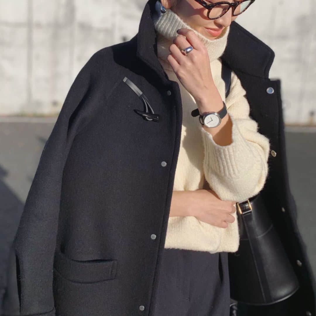 金子麻貴さんのインスタグラム写真 - (金子麻貴Instagram)「シルバーのぽってりアクセサリーとメンズライクな時計を合わせて🕘  ネイルはレザー風の質感が独特でお気に入りの @nailsinc.jp   冬はコートで隠れがちだからアクセサリーや手元で少しだけ気分を上げる❤️  @mavenjapan の時計はメンズもお揃いでつけられるからクリスマスギフトにもいいかも🥸  #fashion#accessory#nailsinc#mavenwatches#regleam#時計#アクセサリー#ネイル#ニット#今日の手元#手元コーデ」12月20日 19時44分 - mtmmaki
