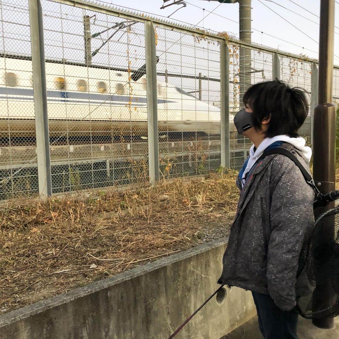 がっちゃんのインスタグラム：「今週末は2日続けて空き時間にサクッと都内で釣りに行ったけど、土曜日は釣れず、今日は下調べ不足で新幹線眺めて帰ってきました😅💦 釣りコスな週末もいとたのしかりき✨」