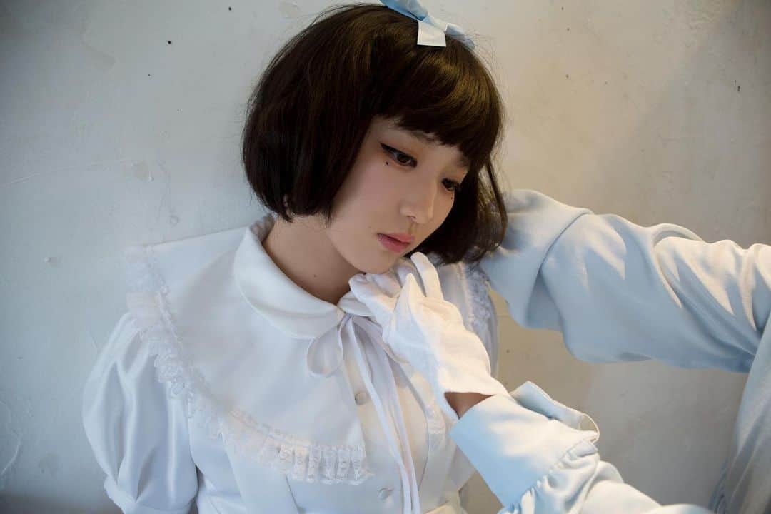 しらいちゃんのインスタグラム：「🧊 ×双木昭夫（ヘアメイクアップアーティスト）  Theme：「パフェなんて虚像そんなに好きなら、おまえをパフェにしてやる。」 「しらいちゃんを、バニラ生クリームの上に、ブルーのアメリカンチェリーを乗せたシンプルなパフェにしちゃいました。 最後は箱に詰めてだいじに保管してます。」  Hair & Make, Styling, Photo: Akio Namiki (Kurarasystem) @kurarasystem  Place: Higurashi  #パフェには終わりが来る 展」