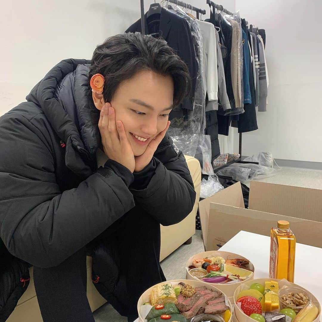 ヨ・ジングさんのインスタグラム写真 - (ヨ・ジングInstagram)「太感谢了!! 我会好好享用的!!!😆 고마워요!!!! 중국 팬 여러분!!!! 든든하게 잘 먹을게요오!!!!! #오늘 #절대 #지치지않아!!! #괴물 #한주원 #화이팅 #고마워요 #9oo그램」12月20日 19時44分 - yeojin9oo