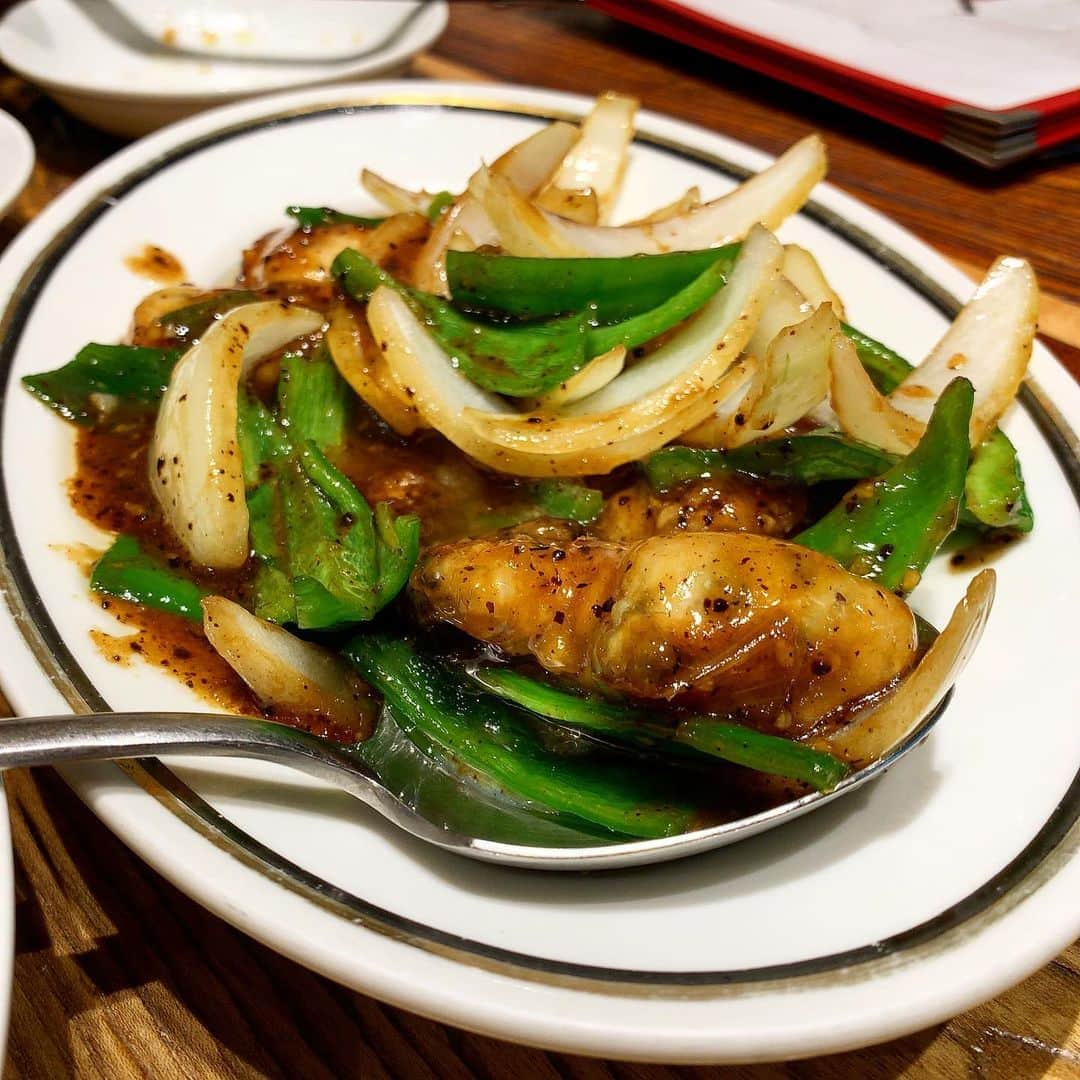 池内万作さんのインスタグラム写真 - (池内万作Instagram)「ようやくちょっと落ち着いたので奥さんと中華でおつかれディナー。 猪とジャガイモの炒めもの、黄金皮蛋、クレソンのサラダ、牡蠣と豆豉の炒め物。 ホント美味しいわぁ。 ごちそうさまでした！ #イケウチ家のグルメ旅」12月20日 19時47分 - mandeshita