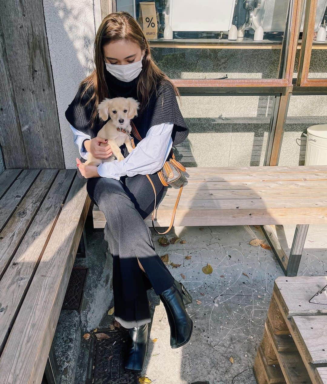 佐々木彩乃のインスタグラム：「朝のコーヒータイム☕️ 新作フロントスリットフレアレギンス 履き心地良くて盛れる❤️」