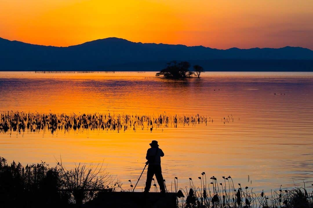 滋賀県長浜市さんのインスタグラム写真 - (滋賀県長浜市Instagram)「琵琶湖の夕景といえば湖北。 絶景を写真に収めにくるフォトグラファーの姿もまた、湖北の風景にはよく似合います☺️ ・ date 2020.12.11 location 湖北町延勝寺 ・ #長浜ちょぴっく #長浜市 #みんなのちょぴっく #滋賀写真部 #しがトコ #japan #琵琶湖 #夕陽百選 #夕陽 #夕景 #lakebiwa #sunset #naturephotography #絶景 #60sistercityaan #フォトグラファー #風景写真 #landscape #tokyocameraclub #shiga #映えスポット」12月20日 19時48分 - nagahama_city