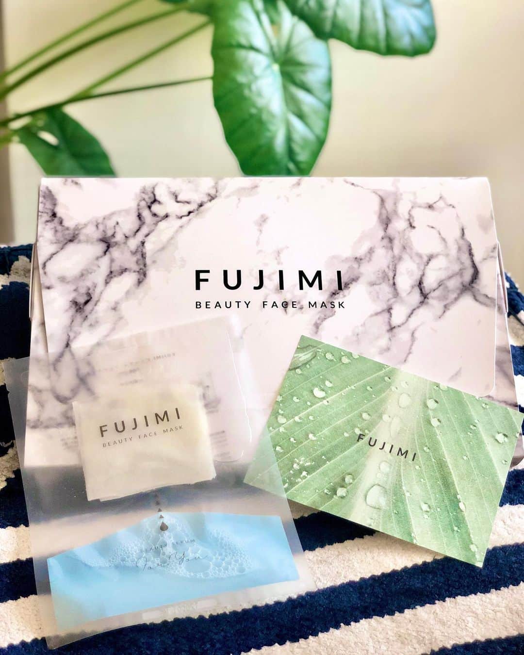彩耶さんのインスタグラム写真 - (彩耶Instagram)「⭐︎⭐︎⭐︎ 私だけの パーソナライズマスク😌✨ 【 FUJIMI 】@fujimi_official ・ ・ こちらもサプリ同様、ず〜っと愛用中❤️ ・ ・ 人ってそれぞれ肌質も生活習慣も違いますよね。 私自身の肌の調子も、季節によって変わります。 ・ その時々のお肌に、必要な美容成分も違うはず〜😌✨ 自分だけのフェイスマスクで、理想のお肌に近づきたいなぁ💕 ・ ・ FUJIMI のフェイスマスクはね、ひたひたに滴るほど美容液が含まれていて お顔にぴったり密着します。 使用後はお肌がもちっと柔らかくなるんですよ😍✨ ・ ・ 皆さんもまずは、3分間の無料 " 美容診断 "から始めてみて下さいね↓  https://pr.fujimi.me/all102?at  肌診断の結果、私のお肌に必要な美容成分は… ベタイン、ヒアルロン酸Na、アルギニン、パンテノール、アラントイン… ・ ・ 3枚目の動画を見てもらったらわかるかな😉 ・ トラブルの修復を促すベースの第一美容液に、 私に必要な美容成分を含んだ "なりたいお肌に近づける"第二美容液を、使用する直前に混ぜます❣️ ・ 香りも3種類から選べます。 私はフローズンフローラルの香りにしたよ💙 アロマの香りに癒される〜😌✨ ・ ・ ・ #おうち時間 でスペシャルケアができちゃう " パーソナライズフェイスマスク " もう無いと困っちゃいます😅💕 ・ ・ ・ ・ #FUJIMI #FUJIMIフェイスマスク #パーソナライズ #フェイスマスク #肌診断 #フジミ #美意識 #美肌 #肌質改善 #肌ケア #PR #stayhome #パーソナライズフェイスマスクF #モデル #model #ウォーキング講師 #ウォーキング #神戸 #kobe #インフルエンサー #followme #フォローミー #beauty #お洒落さんと繋がりたい #美容好きな人と繋がりたい」12月20日 19時54分 - 3aya11