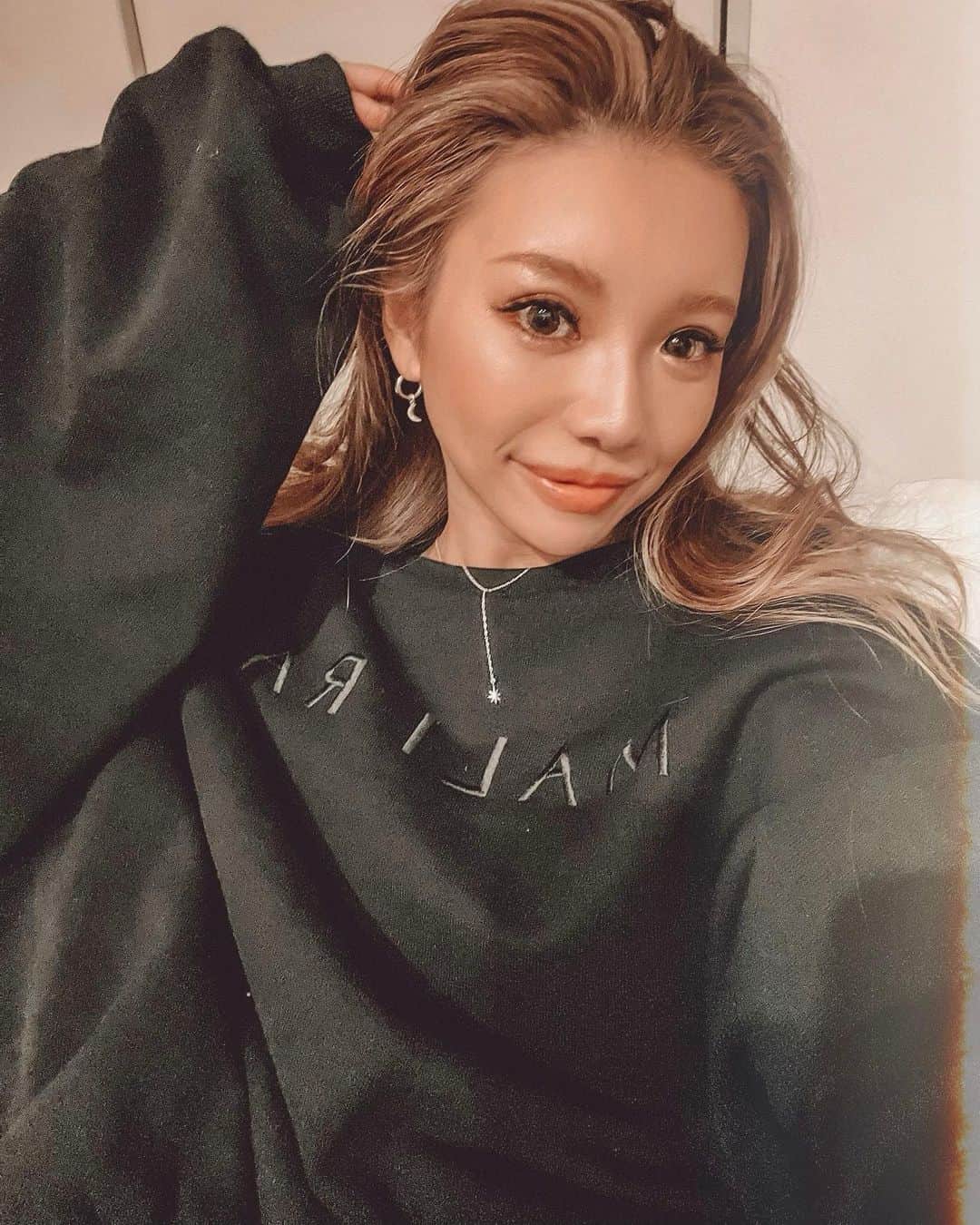 ✷kana✷のインスタグラム：「🖤🤍 . . @_maliraj_ の限定トレーナー、、 可愛すぎて早速着た🥺 某ハイブランドにも採用されてるらしい とってもしっかりとした厚手生地！！ さりげないLOGOもたまらない✨ . アクセはおなじみ @sandlessmoon  です♡♡♡ 左右アシメのピアスにトレンドの Y字ネックレス、、最近ずっと着けてる✨ . 髪ボサボサなのに、テンション上がって 自撮りしまくっちゃったよ笑 . . #coordinate」