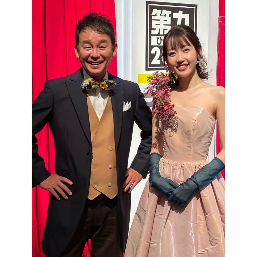 河村綾奈のインスタグラム：「36回目の第九は、初めてのオンライン演奏会。 ステージも客席もなく、お客さんもいらっしゃいませんでした。 開催自体が危ぶまれましたが、関係者のみなさんのご尽力の下、配信という形で行うことができました。  そして　大変嬉しい事に、 今年も素敵な衣装を用意していただきました。 ピンクサテンのロングドレスに、肩にはドライフラワーを。 スタイリストさんは、命や健康の大切さを感じた2020年だったから、「花」を使いたかったそうです。  スタイリスト福島さん、 ドレスはルビィのくらさん、 お花はシャムロックさん、 それから横山さんのスーツは尾洲屋さん！ たくさんの方々のご協力をいただき、 今年も横山さんと一緒に司会台に立つことが出来ました。 本当にありがとうございました。  会場がいつもより広く感じて寂しかったけど、 想いも音も映像も、画面の向こうにきっと届いているはずと強く信じて進行しました。 「こんなことがあっても、広島の第九の灯は絶やさなかったよ」と、いつか少しだけ胸を張れるかしら🤔  いずれにしても、 顔を合わせて笑い合える、歌いあえる日々が 早く来れば良いなと願います。  #第九ひろしま2020オンライン #mizuestunningmode」