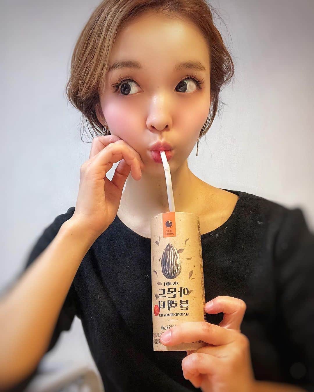 関口未来さんのインスタグラム写真 - (関口未来Instagram)「韓国発、我慢しなくていいスイートドリンク　KETO jennie🇰🇷  韓国で大人気の、KETO Jennieのケトジェニック・糖質制限ダイエットサポートドリンクが日本に登場❣️  自分で毎朝、スムージーを野菜から作ったりするのは、子供が生まれてからは全然できなくなったけど、これならつづけられる❤️ 手軽に買い置きができて、お出かけ時にももち運びできる😆  アーモンドティーと、ナッツ味のデカフェ🥜 優しいビーガン飲料で糖類ゼロ🙆‍♀️ MCTオイルも配合されていて、脳や体のエネルギー源はしっかりサポート❣️  私は育児家事の合間にささっとおやつがわりに🍭 常温保管可能で、最大9か月の賞味期限で買い置きができるし、外出先でも飲めるからすごい便利‼️  韓国全土のセブンイレブンやコストコで月５万本以上の販売実績があるので安心して飲める❣️ しかも糖類０＆低カロリーだけど、希少糖アルロースと天然甘味料のステビアで健康な甘さを実現、だからすっごく飲みやすいの🥰  日本でも大ブームの予感❤︎  @ketojennie_japan  #sponsored #castme #ketojennielife #mctオイル #糖質制限おやつ #ketojennie  #ketojenikdiyet  #아몬드블랙티  #드림너츠  #韓国 #韓国好きな人と繋がりたい  #韓国美容 #ダイエット #美容 #美容オタク #美容好きな人と繋がりたい #美容オタクさんと繋がりたい #読者モデル #読モ #産後10ヶ月 #ママさんと繋がりたい #男の子ママと繋がりたい #プレママさんと繋がりたい #フォロワー募集中」12月20日 19時55分 - miki.sekiguchi_x
