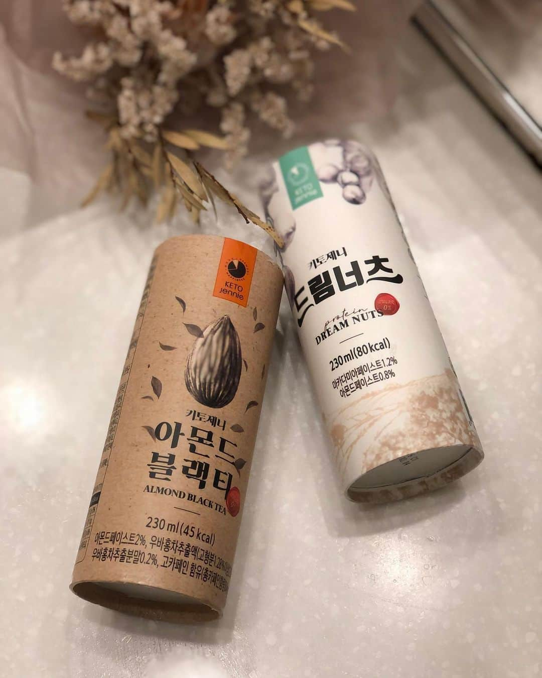 関口未来さんのインスタグラム写真 - (関口未来Instagram)「韓国発、我慢しなくていいスイートドリンク　KETO jennie🇰🇷  韓国で大人気の、KETO Jennieのケトジェニック・糖質制限ダイエットサポートドリンクが日本に登場❣️  自分で毎朝、スムージーを野菜から作ったりするのは、子供が生まれてからは全然できなくなったけど、これならつづけられる❤️ 手軽に買い置きができて、お出かけ時にももち運びできる😆  アーモンドティーと、ナッツ味のデカフェ🥜 優しいビーガン飲料で糖類ゼロ🙆‍♀️ MCTオイルも配合されていて、脳や体のエネルギー源はしっかりサポート❣️  私は育児家事の合間にささっとおやつがわりに🍭 常温保管可能で、最大9か月の賞味期限で買い置きができるし、外出先でも飲めるからすごい便利‼️  韓国全土のセブンイレブンやコストコで月５万本以上の販売実績があるので安心して飲める❣️ しかも糖類０＆低カロリーだけど、希少糖アルロースと天然甘味料のステビアで健康な甘さを実現、だからすっごく飲みやすいの🥰  日本でも大ブームの予感❤︎  @ketojennie_japan  #sponsored #castme #ketojennielife #mctオイル #糖質制限おやつ #ketojennie  #ketojenikdiyet  #아몬드블랙티  #드림너츠  #韓国 #韓国好きな人と繋がりたい  #韓国美容 #ダイエット #美容 #美容オタク #美容好きな人と繋がりたい #美容オタクさんと繋がりたい #読者モデル #読モ #産後10ヶ月 #ママさんと繋がりたい #男の子ママと繋がりたい #プレママさんと繋がりたい #フォロワー募集中」12月20日 19時55分 - miki.sekiguchi_x