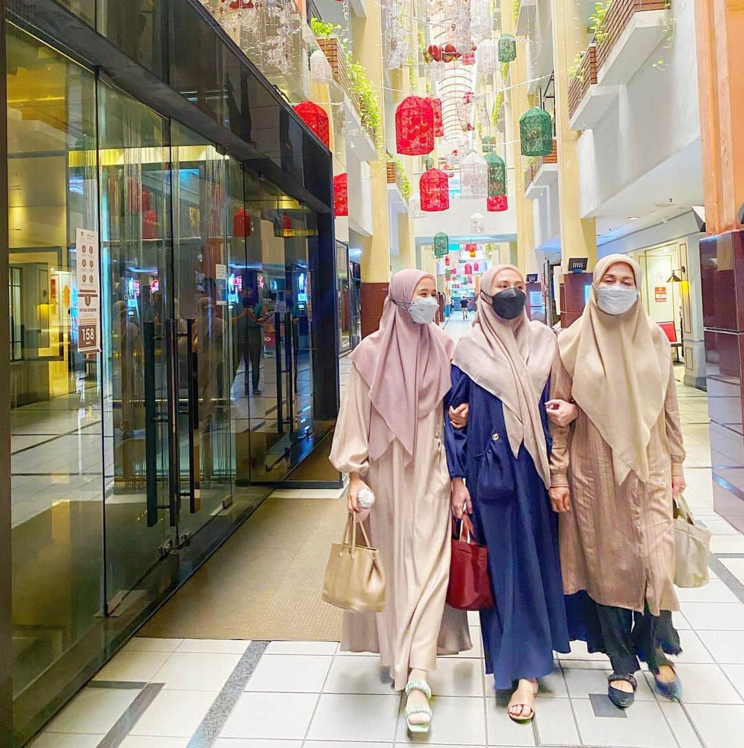 ラウディアシンシアベラのインスタグラム：「Bismillah✨ . . Mama dan anak-anaknya akhirnya keluar rumah. Hehehehhe MasyaAllah Tabarakallah 🤍🌸 #kitabertigapakeBELLADARLINGLOH🥳」