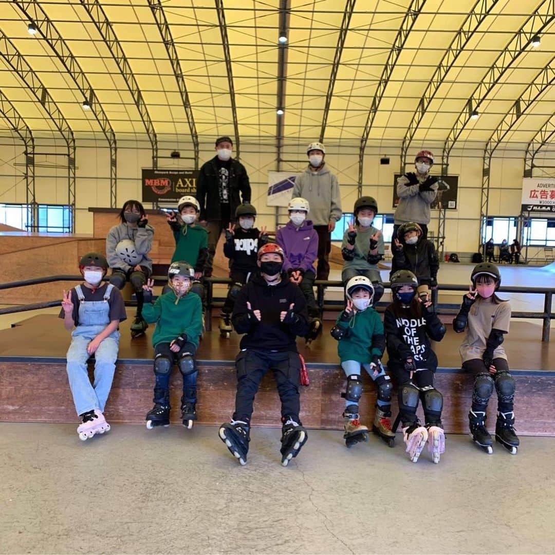 安床武士のインスタグラム：「Lesson day!! I’m in luck because every students were great✨ 今日は @higashishizuokaartsports さんにてレッスン日。 今回はファンボックス(ジャンプ台)クラスとクォーターランプクラスで開催しましたが、1つのセクションに絞ってやるので上達具合が早い！ 全員が1時間半集中してやってくれたので先生としても楽しかったです🙌 参加して下さった皆様、@senaramp さん、ありがとうございました！ #inlineskate #rollerblading #senaramp #lesson #takeshiyasutoko #インラインスケート #ローラーブレード #レッスン #安床武士」