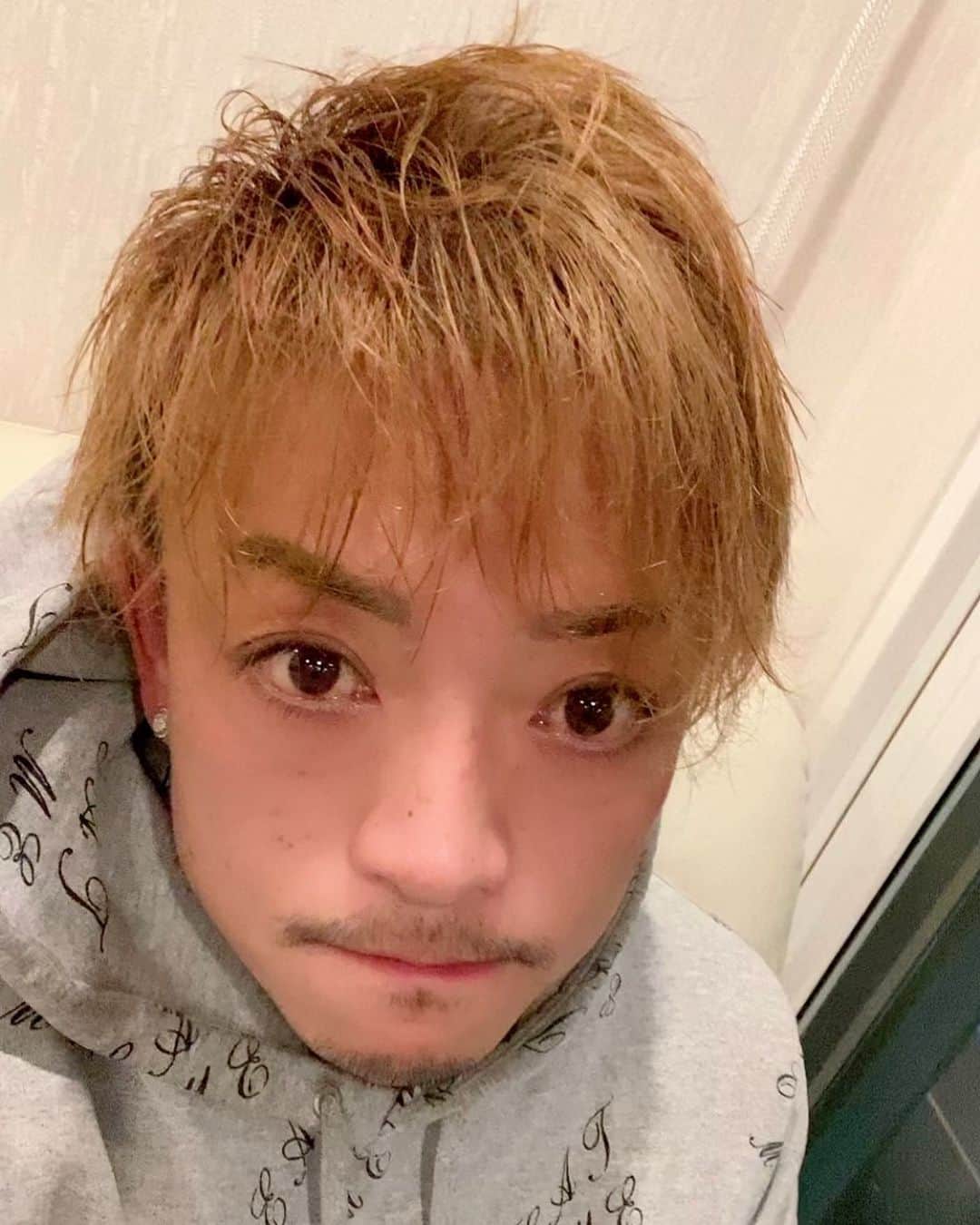 SHU-YAのインスタグラム：「どこ見てるのかわかりませんが髪切りました。 . もう結構前だけど。笑 . 最近会う方々には明るいの良いて言われるのでしばらくハイトーンだな！ . #髪型 #ハイトーンカラー #単純」