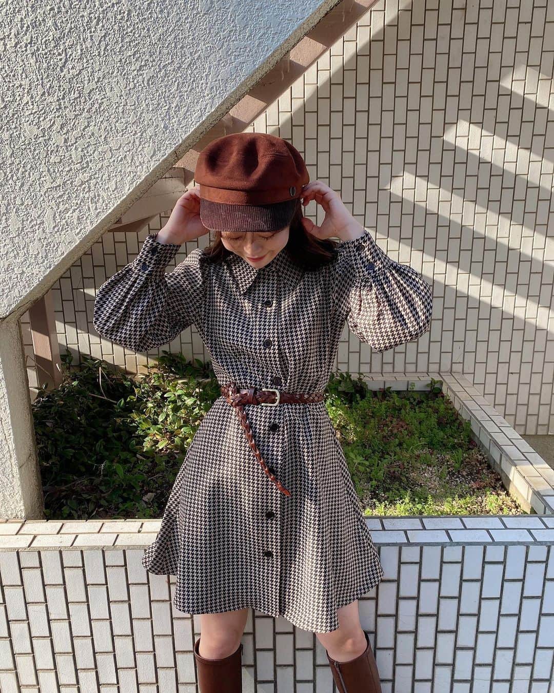 牛江桃子（ももち）さんのインスタグラム写真 - (牛江桃子（ももち）Instagram)「全身 @grl_official 3コーデ👗♥︎ blueのデザインニット、肩ボリュームが高見え🦢たまらん可愛い…♡﻿ ﻿ 青×白のコーデに締め色で帽子と靴に黒いれるの﻿ バランスがめちゃめちゃ可愛くて最高に好き…♥︎🦢﻿ ﻿ しょっちゅう履いていてずっと質問頂いていた﻿ この神可愛いサテンスカート、GRLのものです🦢☁️♡﻿ ﻿ なんとお値段、¥1,999という驚き価格😹😹♥︎﻿ 高見えすぎてまっっっじで週3で履いてる😹♥︎笑﻿ (これ履いてると絶対に「どこのスカート?」って友達にもお仕事の方にも聞かれる)﻿ ﻿ ﻿ 4枚目〜の、チェックワンピも死ぬほど形が綺麗🥲💌✨﻿ ミニスカ×ロングブーツの全身ブラウンコーデお気に入りだな🌰🤎﻿ ﻿ ﻿ そんなお気に入りすぎるGRLの冬服達を使って、﻿ 【明日12/21(月)22時〜】即興着回しLookBook👗﻿ インスタライブを行います~~！🎉🎉💌🍑🤍🤍﻿ ﻿ このLookBook企画、大人気でいつも嬉しい😹♥︎﻿ みんなと一緒に着回していくのほんまに楽しい🥲🦢✨﻿ ﻿ 「実際の着心地は?」「素肌にチクチクする?」﻿ 「ウエストの大きさは?」「ウエスト周りは?」﻿ など、みんなが気になる質問を沢山コメントで﻿ 聞いてくれたらその場で沢山お悩み解決します☺️♡﻿ ﻿ GRLの大当たりなお洋服たちを生配信中に﻿ 実際に生着替えしながら紹介していくよ！🦢🦢☁️🤍﻿ ﻿ みんなと一緒に作る、LOOKBOOK生配信💌👗﻿ 楽しみにしてます! 遊びにきてね~~! ^~^🤍🤍♥︎﻿ ﻿ ﻿ ﻿ PS.﻿ 昨日のYouTube見てくれた子~~!👋🏻👋🏻🍑🍑♥︎﻿ GRLの大量な商品の中から当たりを引くプロなのかもしれにゃい……と今回で改めて実感したももつです……🙂🙂♡にゃ﻿ ﻿ でも、サイズ感とか若干合わなかったものとかあったから、そういうリアルなレビューも参考にしてくれてたら嬉しいな☺️♥︎﻿ ﻿ ももちは今パソコンで作業してます🍣🍣﻿ あーお寿司食べたいな🍣🍣お寿司の気分🍣🍣﻿ ﻿ みんなはなんの気分? コメント欄で教えて🍣🍣♥︎﻿ (きっとこの絵文字見てお寿司の気分になっただろう)﻿ ﻿ ﻿ #グレイル #GRL #ももち #牛江桃子 #ももちのクセが強すぎた」12月20日 20時05分 - momochi.661