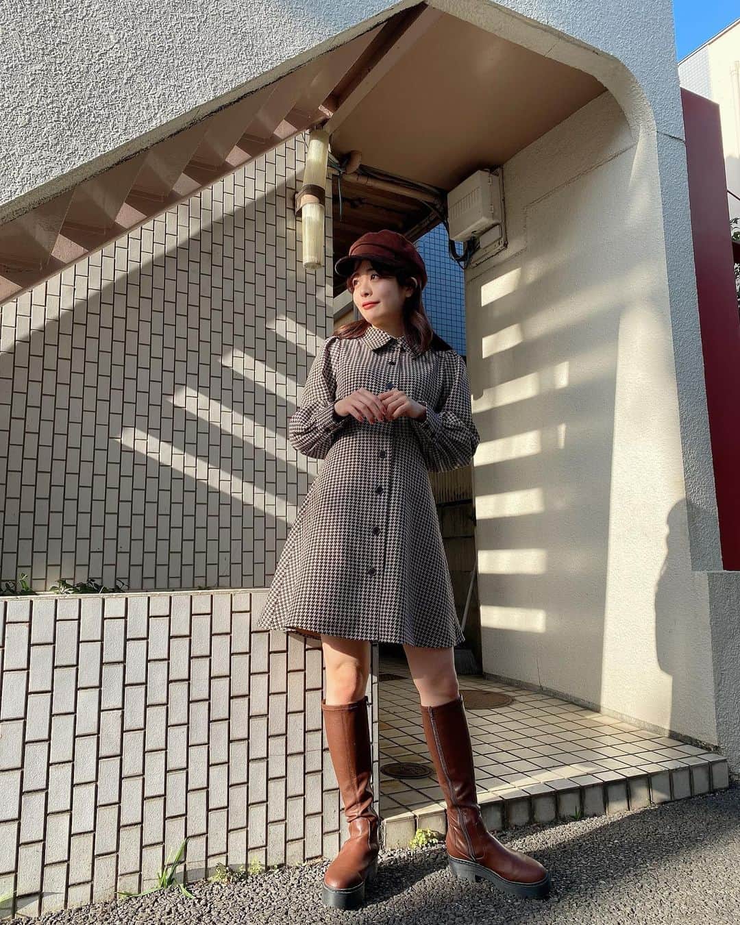 牛江桃子（ももち）さんのインスタグラム写真 - (牛江桃子（ももち）Instagram)「全身 @grl_official 3コーデ👗♥︎ blueのデザインニット、肩ボリュームが高見え🦢たまらん可愛い…♡﻿ ﻿ 青×白のコーデに締め色で帽子と靴に黒いれるの﻿ バランスがめちゃめちゃ可愛くて最高に好き…♥︎🦢﻿ ﻿ しょっちゅう履いていてずっと質問頂いていた﻿ この神可愛いサテンスカート、GRLのものです🦢☁️♡﻿ ﻿ なんとお値段、¥1,999という驚き価格😹😹♥︎﻿ 高見えすぎてまっっっじで週3で履いてる😹♥︎笑﻿ (これ履いてると絶対に「どこのスカート?」って友達にもお仕事の方にも聞かれる)﻿ ﻿ ﻿ 4枚目〜の、チェックワンピも死ぬほど形が綺麗🥲💌✨﻿ ミニスカ×ロングブーツの全身ブラウンコーデお気に入りだな🌰🤎﻿ ﻿ ﻿ そんなお気に入りすぎるGRLの冬服達を使って、﻿ 【明日12/21(月)22時〜】即興着回しLookBook👗﻿ インスタライブを行います~~！🎉🎉💌🍑🤍🤍﻿ ﻿ このLookBook企画、大人気でいつも嬉しい😹♥︎﻿ みんなと一緒に着回していくのほんまに楽しい🥲🦢✨﻿ ﻿ 「実際の着心地は?」「素肌にチクチクする?」﻿ 「ウエストの大きさは?」「ウエスト周りは?」﻿ など、みんなが気になる質問を沢山コメントで﻿ 聞いてくれたらその場で沢山お悩み解決します☺️♡﻿ ﻿ GRLの大当たりなお洋服たちを生配信中に﻿ 実際に生着替えしながら紹介していくよ！🦢🦢☁️🤍﻿ ﻿ みんなと一緒に作る、LOOKBOOK生配信💌👗﻿ 楽しみにしてます! 遊びにきてね~~! ^~^🤍🤍♥︎﻿ ﻿ ﻿ ﻿ PS.﻿ 昨日のYouTube見てくれた子~~!👋🏻👋🏻🍑🍑♥︎﻿ GRLの大量な商品の中から当たりを引くプロなのかもしれにゃい……と今回で改めて実感したももつです……🙂🙂♡にゃ﻿ ﻿ でも、サイズ感とか若干合わなかったものとかあったから、そういうリアルなレビューも参考にしてくれてたら嬉しいな☺️♥︎﻿ ﻿ ももちは今パソコンで作業してます🍣🍣﻿ あーお寿司食べたいな🍣🍣お寿司の気分🍣🍣﻿ ﻿ みんなはなんの気分? コメント欄で教えて🍣🍣♥︎﻿ (きっとこの絵文字見てお寿司の気分になっただろう)﻿ ﻿ ﻿ #グレイル #GRL #ももち #牛江桃子 #ももちのクセが強すぎた」12月20日 20時05分 - momochi.661