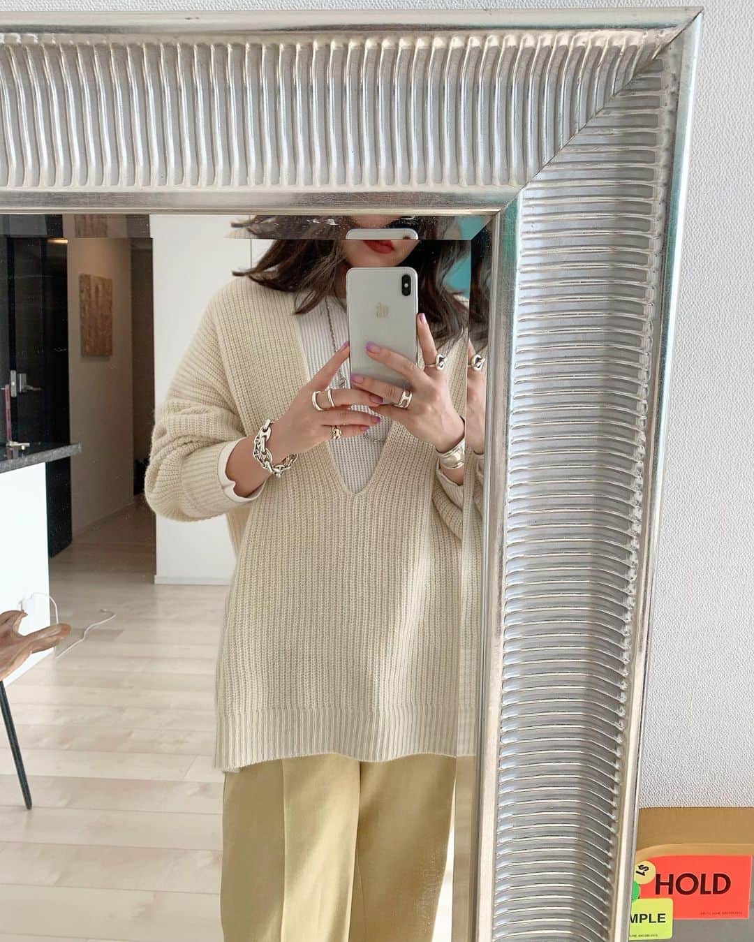 Naomiのインスタグラム：「冬は白が着たくなる☃️ #silver925 #accessory#HERMES#tiffany #ootd#vintage#knit」