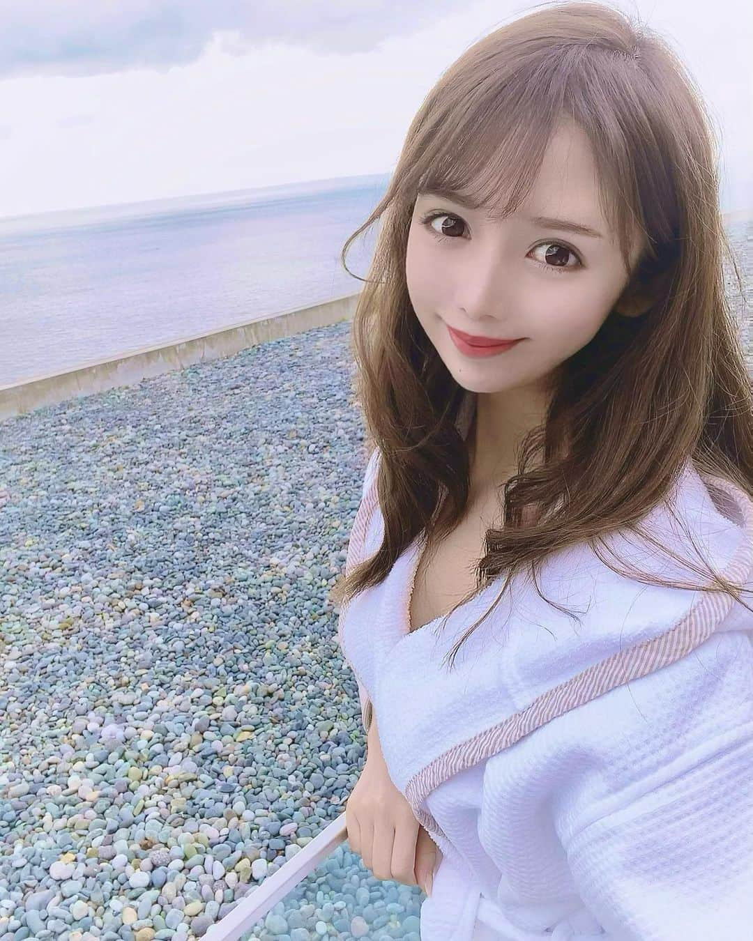 かなさんのインスタグラム写真 - (かなInstagram)「海風が気持ちいい☺️✨✨ #温泉上がり #ぽかぽか #THEHIRAMATSUHOTELSRESORTS熱海 #ひらまつ熱海 #オーベルジュ #熱海 #オーシャンビュー #露天風呂 #mytrip #travel #美しい景色 #温泉 #タビジョ #温泉女子 #バスローブ #ryokan #luxurytravel #海 ##luxuryhotel」12月20日 20時06分 - kanapi24