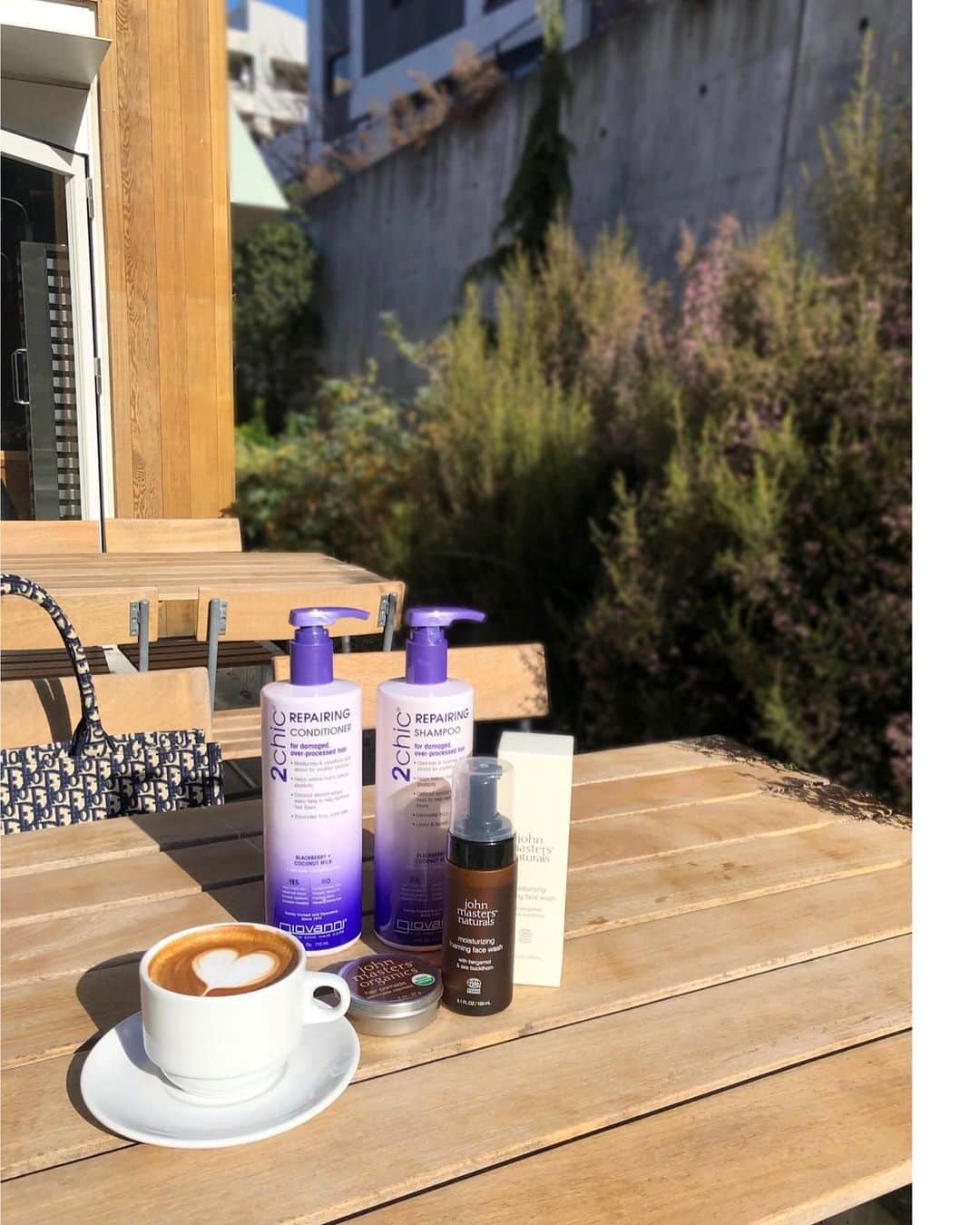 のインスタグラム：「Cosme Kitchen代官山本店で giovanniとjohn masters organicsの POPUP STOREがオープン🧴♡  giovanniのビッグボトルの シャンプー&トリートメントは、 以前から愛用しているハイダメージ用を。 甘いココナッツの香りが好きなんだよね🥥  john masters organicsの ヘアバームと、洗顔フォームも購入🧺♡ Popup StoreとEC限定で お得なキットや、Winterコフレが販売されてたよ〜！  @cosmekitchen @giovanni_japan @johnmastersorganics_japan @cosmekitchen_daikanyama   #giovanni #johnmastersorganics  #コスメキッチン #cosmekitchen #ジョヴァンニ #ジョンマスターオーガニック #コスメキッチン代官山」