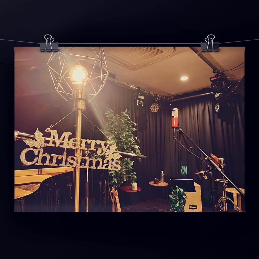 のインスタグラム：「昨日は今年最後のプレミア配信ライブ♪ 改めてありがとうございました。 「虹をかける日〜SayaCafeLive〜」30回目の記念回。 今年の集大成というか、今年感じたことが出せたライブだったなって思っています。  アーカイブは来年の1月2日まで視聴いただけます！ぜひぜひご覧ください😆  #虹をかける日 #SayaCafeLive」