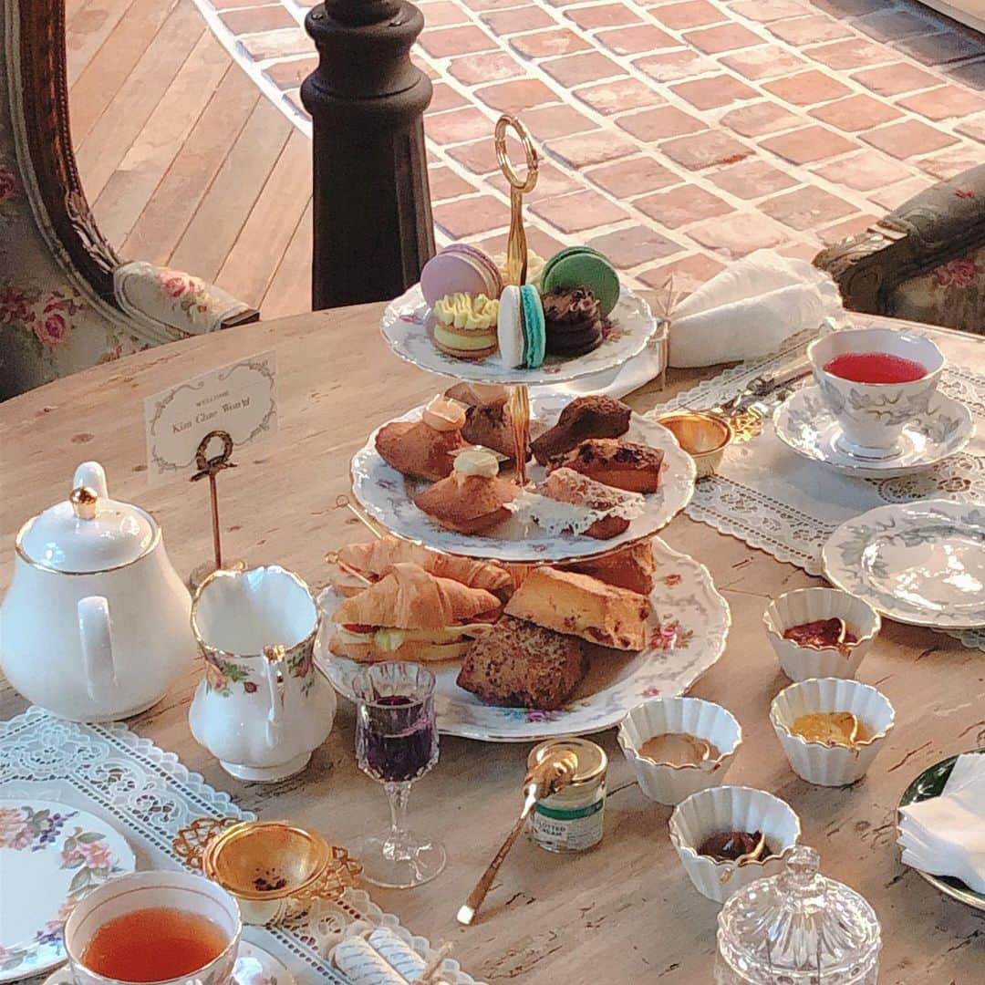 ᴅᴏᴜʙʟᴇsᴏᴜᴘさんのインスタグラム写真 - (ᴅᴏᴜʙʟᴇsᴏᴜᴘInstagram)「#습습_애프터눈티 #시모네타의정원   들어가면 보이는 회전목마가 반짝반짝 넘 예뿐곳,, 빈티지 앤틱 느낌 가득한 공간❤️🎠 . 들어가는 입구와 계단 / 내부는 다른 느낌의 빈티지함이 느껴졌는데, 외부와 계단은 뭔가 미국스러운 빈티지함, 내부 공간은 유럽스러운 앤틱 느낌이라 여러가지 느낌으로 사진 찍을 수 있어 좋았어용 ㅎㅎㅎ  애프터눈티는 잼을 무려 5가지나 제공해줘서 넘 좋았지만, 구성이 거의 다 빵종류로만 되어 있어서 조금 아쉬운 감이 있었... 그치만 베이커리류 모두 맛있었긴 했움... 푸드류의 화려함은 없지만 앤틱한 공간과 조화로운 느낌!   최소 3인이상 예약 가능하며 가격대가 살짝 있어요! 프라이빗하게 애프터눈티 즐기고 싶을 때 가면 좋을 것 같아요- 언제 다시 갈 수 있을지는 모르지만 🥺🥺  #서울애프터눈티 #애프터눈티 #애프터눈티세트 #アフタヌーンティー」12月20日 20時09分 - doublesoup