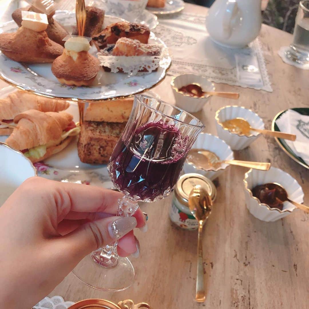 ᴅᴏᴜʙʟᴇsᴏᴜᴘさんのインスタグラム写真 - (ᴅᴏᴜʙʟᴇsᴏᴜᴘInstagram)「#습습_애프터눈티 #시모네타의정원   들어가면 보이는 회전목마가 반짝반짝 넘 예뿐곳,, 빈티지 앤틱 느낌 가득한 공간❤️🎠 . 들어가는 입구와 계단 / 내부는 다른 느낌의 빈티지함이 느껴졌는데, 외부와 계단은 뭔가 미국스러운 빈티지함, 내부 공간은 유럽스러운 앤틱 느낌이라 여러가지 느낌으로 사진 찍을 수 있어 좋았어용 ㅎㅎㅎ  애프터눈티는 잼을 무려 5가지나 제공해줘서 넘 좋았지만, 구성이 거의 다 빵종류로만 되어 있어서 조금 아쉬운 감이 있었... 그치만 베이커리류 모두 맛있었긴 했움... 푸드류의 화려함은 없지만 앤틱한 공간과 조화로운 느낌!   최소 3인이상 예약 가능하며 가격대가 살짝 있어요! 프라이빗하게 애프터눈티 즐기고 싶을 때 가면 좋을 것 같아요- 언제 다시 갈 수 있을지는 모르지만 🥺🥺  #서울애프터눈티 #애프터눈티 #애프터눈티세트 #アフタヌーンティー」12月20日 20時09分 - doublesoup