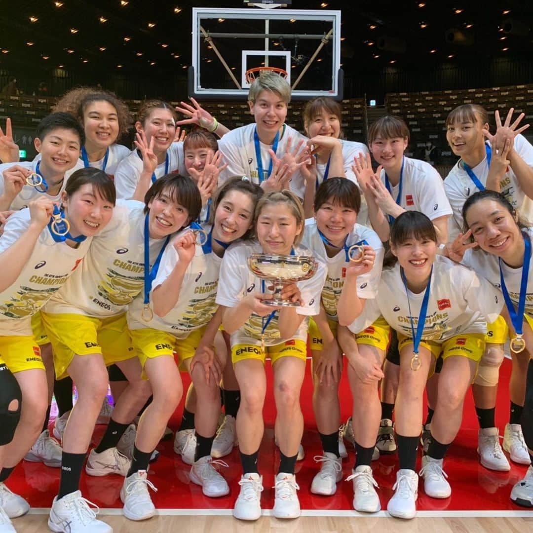 岡本彩也花のインスタグラム：「皇后杯優勝🏅🏆 87-80 沢山の応援ありがとうございました！ . 怪我で出れなくて悔しい思いをした仲間の分の気持ちを背負って戦ってくれたみんなは本当に強かった！笑 . 色んな感情が溢れ出して涙が止まらなかった😭 でもまだこれから。 まだまだ進化！ . みんなついてきてくれてありがとう！」