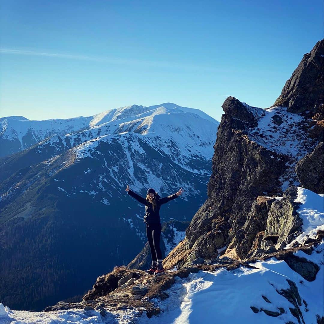 Weronika Bielikさんのインスタグラム写真 - (Weronika BielikInstagram)「Something about my Saturday ❄️ 6h of hiking with these views brought a lot of satisfaction. Turning off my social media and communicators for 3 days brought so much peace. I will definitely repeat once for awhile. I hope you are having a wonderful weekend xxx Sweater: @revolve #RevolveWinter」12月20日 20時10分 - veronicabielik