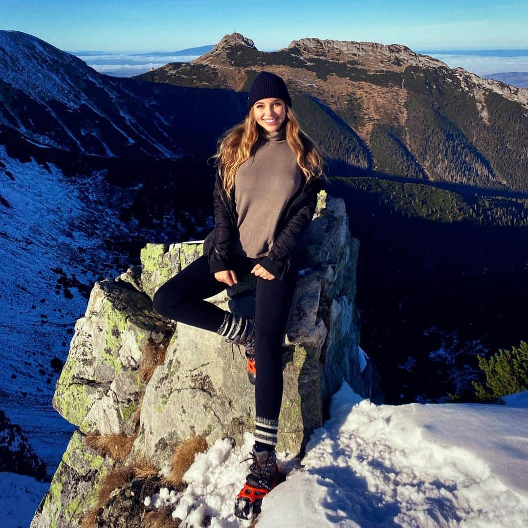Weronika Bielikさんのインスタグラム写真 - (Weronika BielikInstagram)「Something about my Saturday ❄️ 6h of hiking with these views brought a lot of satisfaction. Turning off my social media and communicators for 3 days brought so much peace. I will definitely repeat once for awhile. I hope you are having a wonderful weekend xxx Sweater: @revolve #RevolveWinter」12月20日 20時10分 - veronicabielik