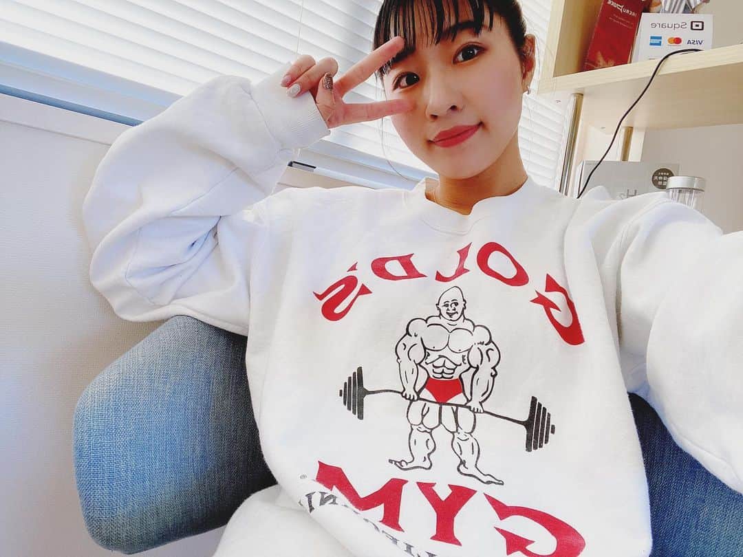 Chiharuのインスタグラム：「このトレーナー🏋️❤️みんなにイイねって突っ込まれて2年。年季入ってきちゃった🥲 #ゴールドジム  #ウエイトトレーニング  #ゴールドジム芸人  #ゴールドジムプロテイン  #トレーニングウェア  #90sfashion」