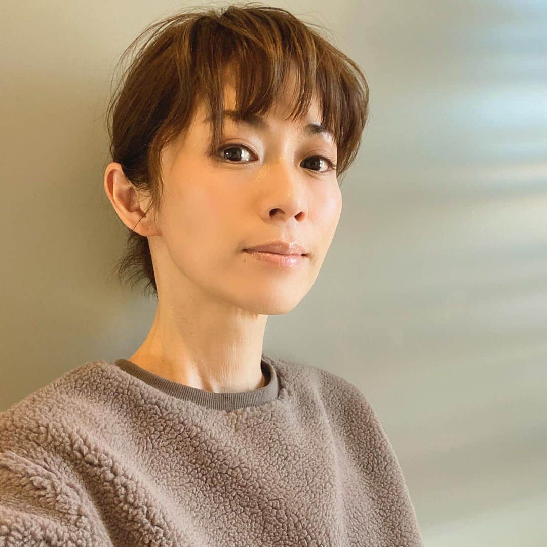 畑野ひろ子のインスタグラム：「今年は、ボア多め😊 @muji_global で見つけたプルオーバーは、長女と色違いで。 すっごく軽くて暖かいです😌」