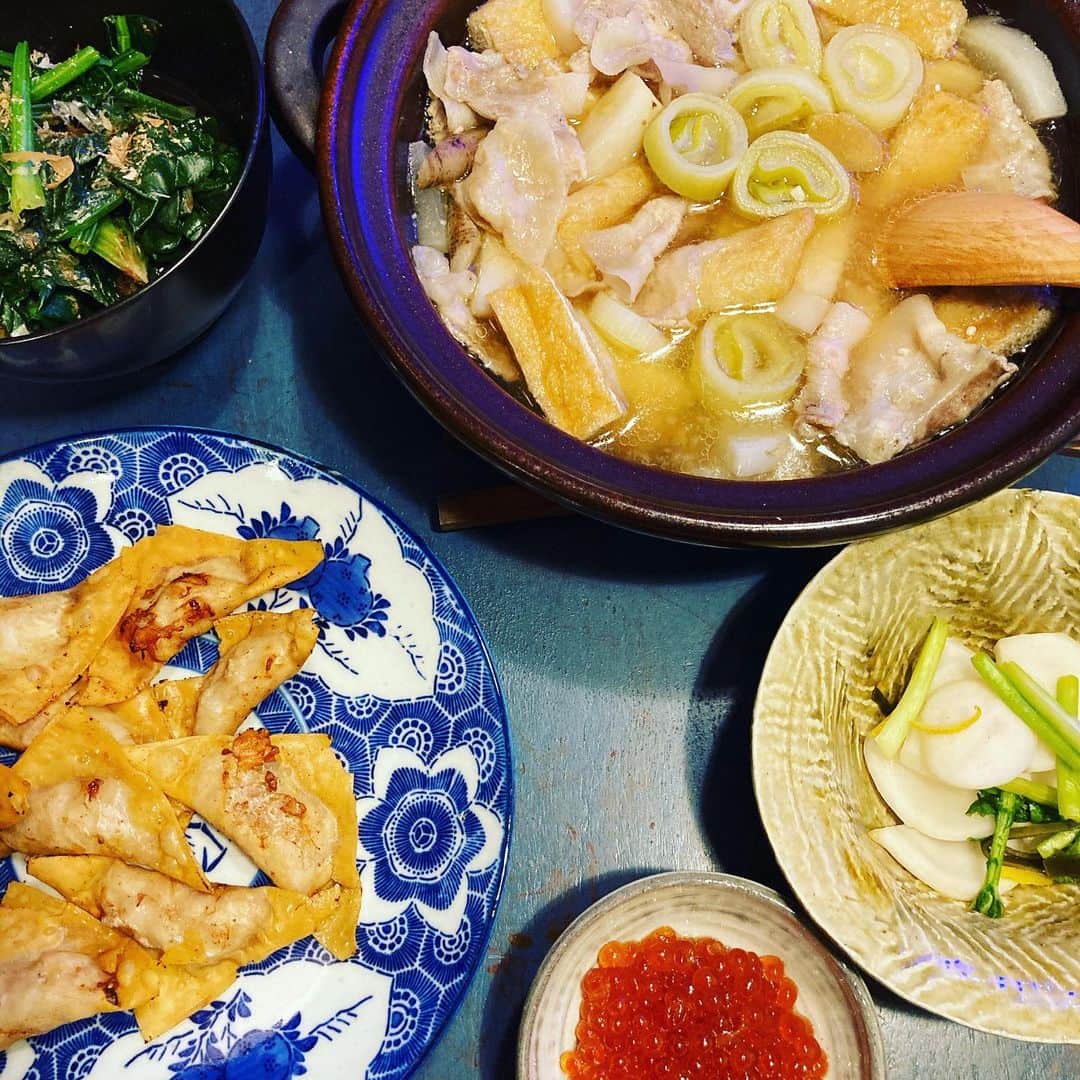 井上荒野のインスタグラム：「いろいろ写ってますが本日のメインと言えるのは取り寄せのイクラの醤油漬け。鉢に盛ると自分がどれだけ食べていいのか夫が悩むのでひとり分ずつ小鉢に入れた😄」
