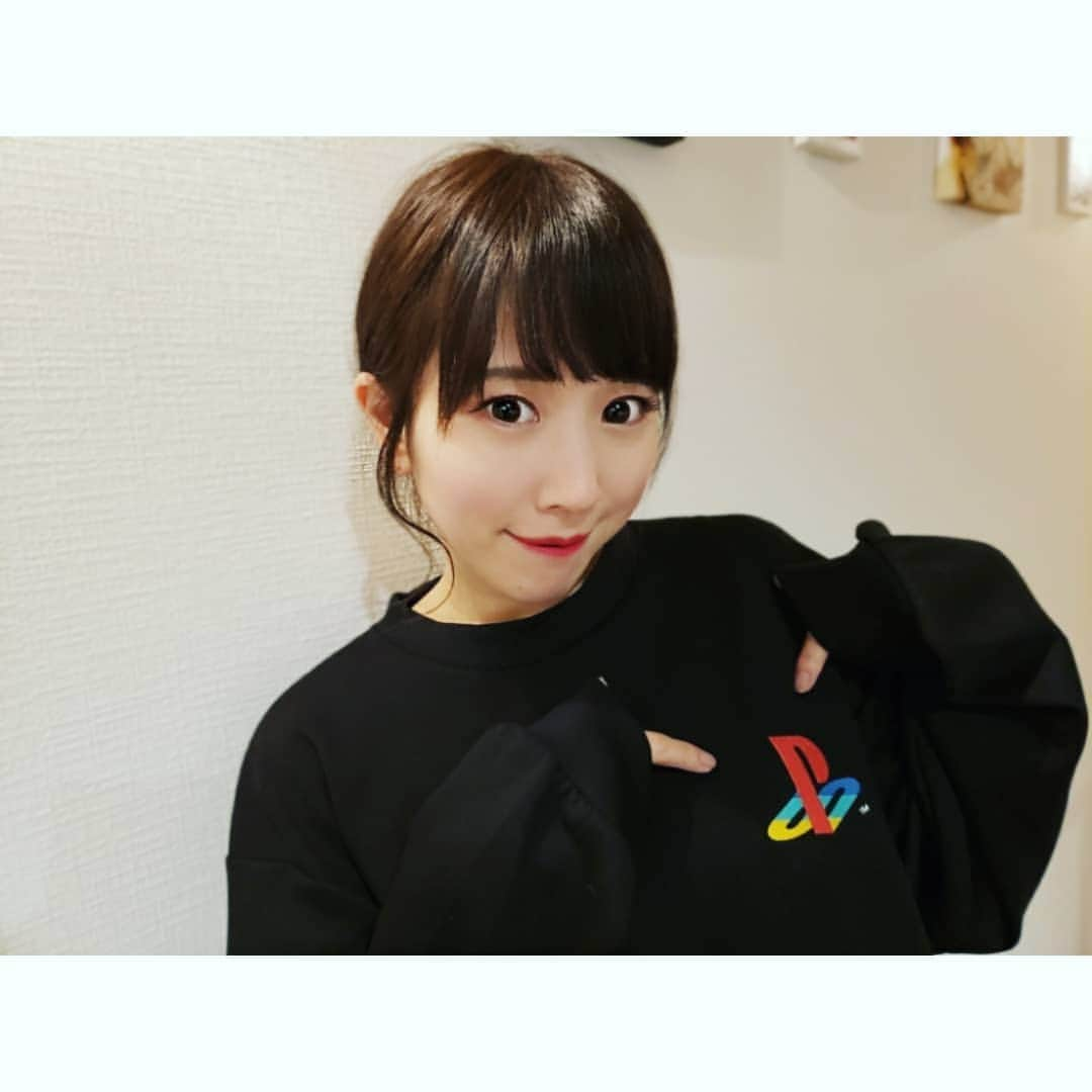 坂本詩緒里のインスタグラム：「今日のいちゃんに貰った#GU のトレーナー👚 私に似合うと思ったらしいけどなぜプレステ？w  #ありがとう 💖 #プチプラコーデ  #さっそく試着  #プレステ #かわいい」