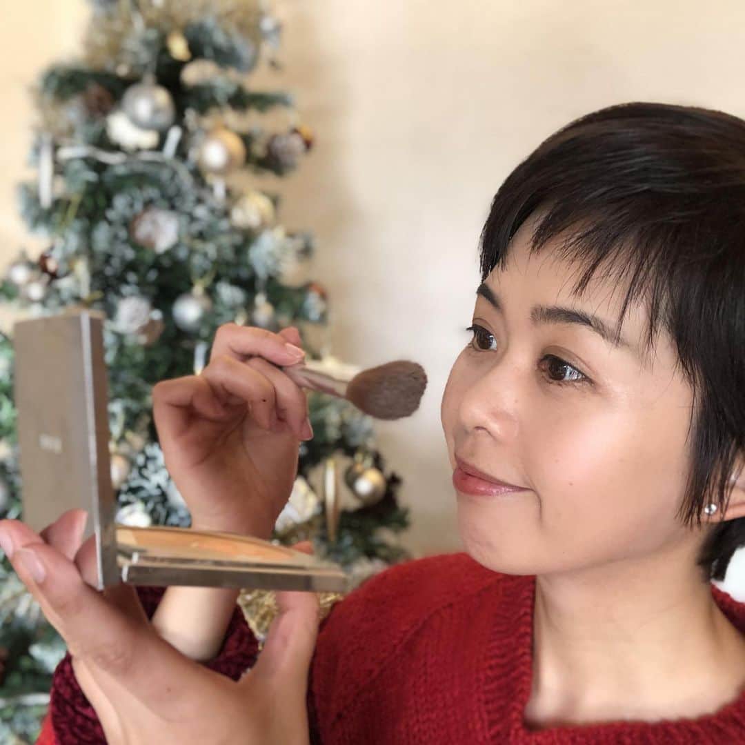 倉田亜味のインスタグラム：「メイク動画！はじめてやってみました。 #RMK #クリスマスコフレ #YouTube #youtubechannel  #メイク動画 #恥ずかしい #いやもう恥ずかしいものはほとんどない」