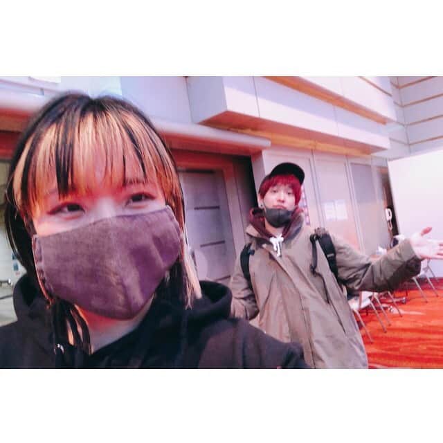 東出真緒さんのインスタグラム写真 - (東出真緒Instagram)「MERRY ROCK PARADE 2020 🎄🐏🎄🐏🎄 ありがとうございました！！ . 今年も名古屋で年末締めくくれた喜びをかみしめてます✨ 間瀬さん、スタッフのみなさん、そして何より何より来てくれた貴方たちに大きな拍手を！！ CoCo壱ガールズも健在💕照 . また来年もよろしくね🌈 . 久しぶりにバンド仲間にも会えた喜びもお裾分け🙌🏻 TFシュンくんとフォーリミひろかず🐏🐏 . #merryrockparade  #メリロ #名古屋 #年末 #coco壱番屋  #totalfat #04limitedsazabys #BIGMAMA」12月20日 20時17分 - mao_bigmama_vn