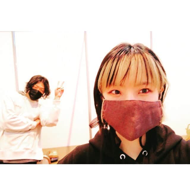 東出真緒さんのインスタグラム写真 - (東出真緒Instagram)「MERRY ROCK PARADE 2020 🎄🐏🎄🐏🎄 ありがとうございました！！ . 今年も名古屋で年末締めくくれた喜びをかみしめてます✨ 間瀬さん、スタッフのみなさん、そして何より何より来てくれた貴方たちに大きな拍手を！！ CoCo壱ガールズも健在💕照 . また来年もよろしくね🌈 . 久しぶりにバンド仲間にも会えた喜びもお裾分け🙌🏻 TFシュンくんとフォーリミひろかず🐏🐏 . #merryrockparade  #メリロ #名古屋 #年末 #coco壱番屋  #totalfat #04limitedsazabys #BIGMAMA」12月20日 20時17分 - mao_bigmama_vn